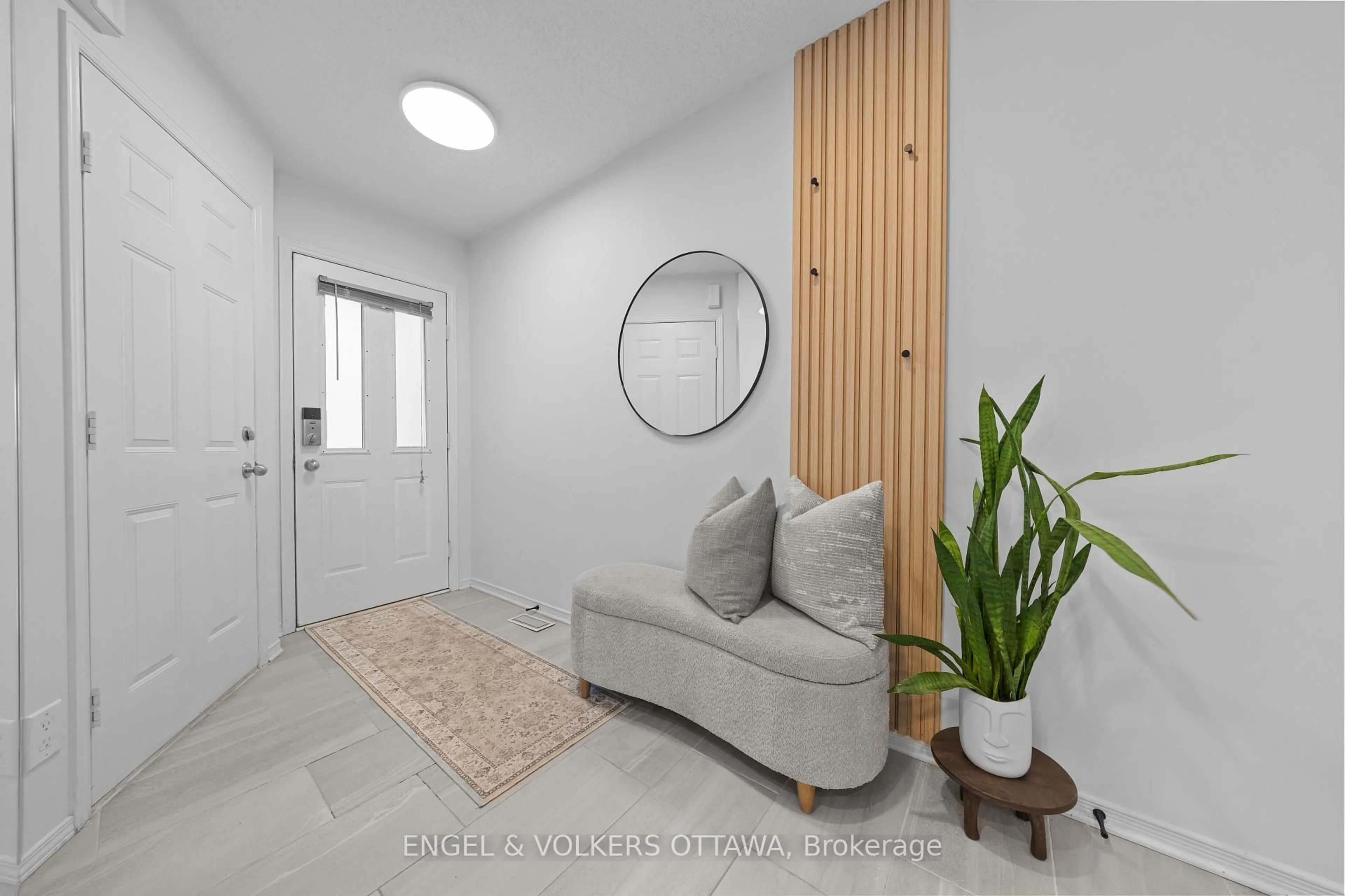 Indoor entryway for 9 Festive Private, Ottawa Ontario K2C 4A1
