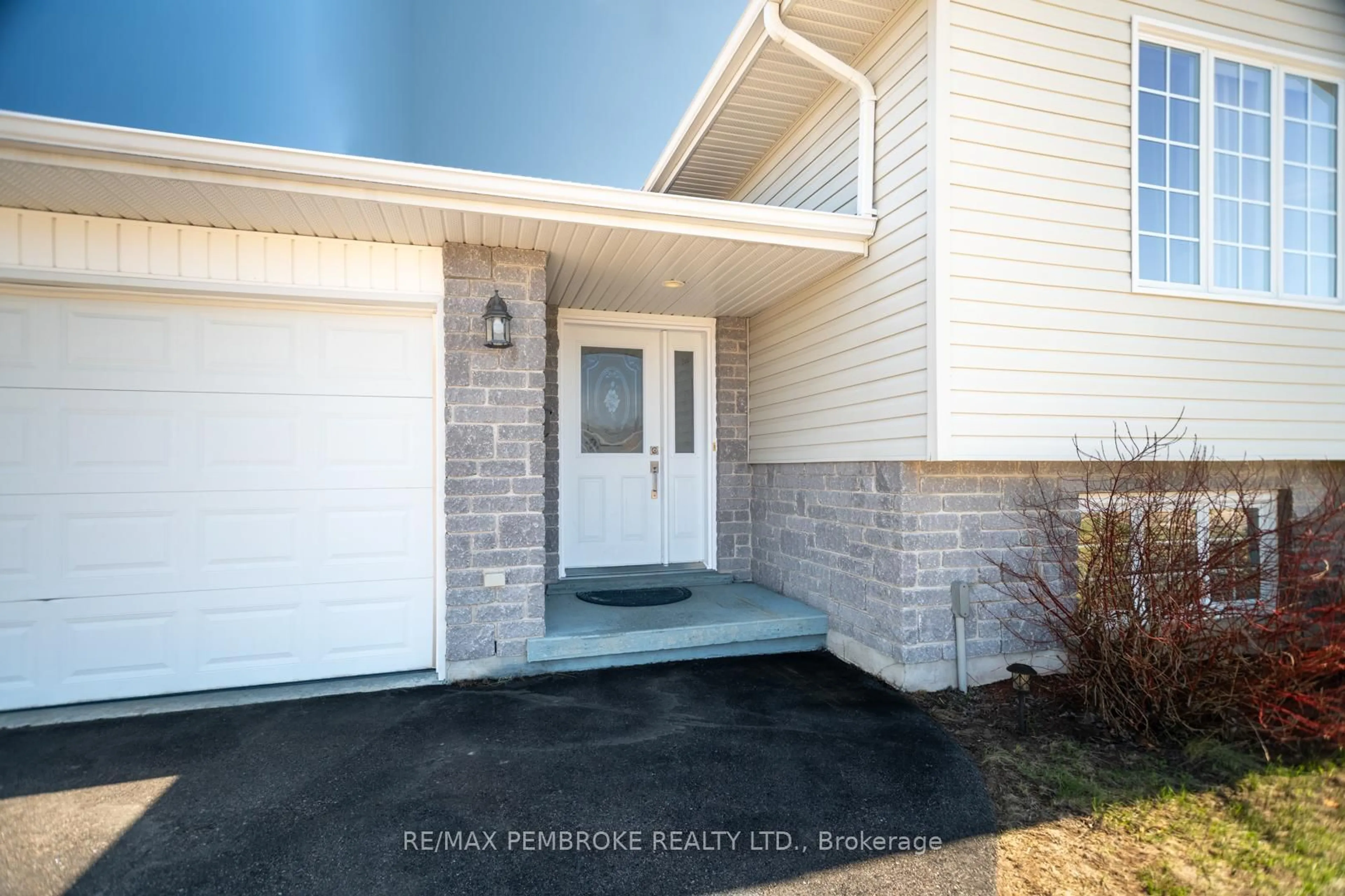 Home with vinyl exterior material, street for 50 Spruce St, Petawawa Ontario K8H 3S4