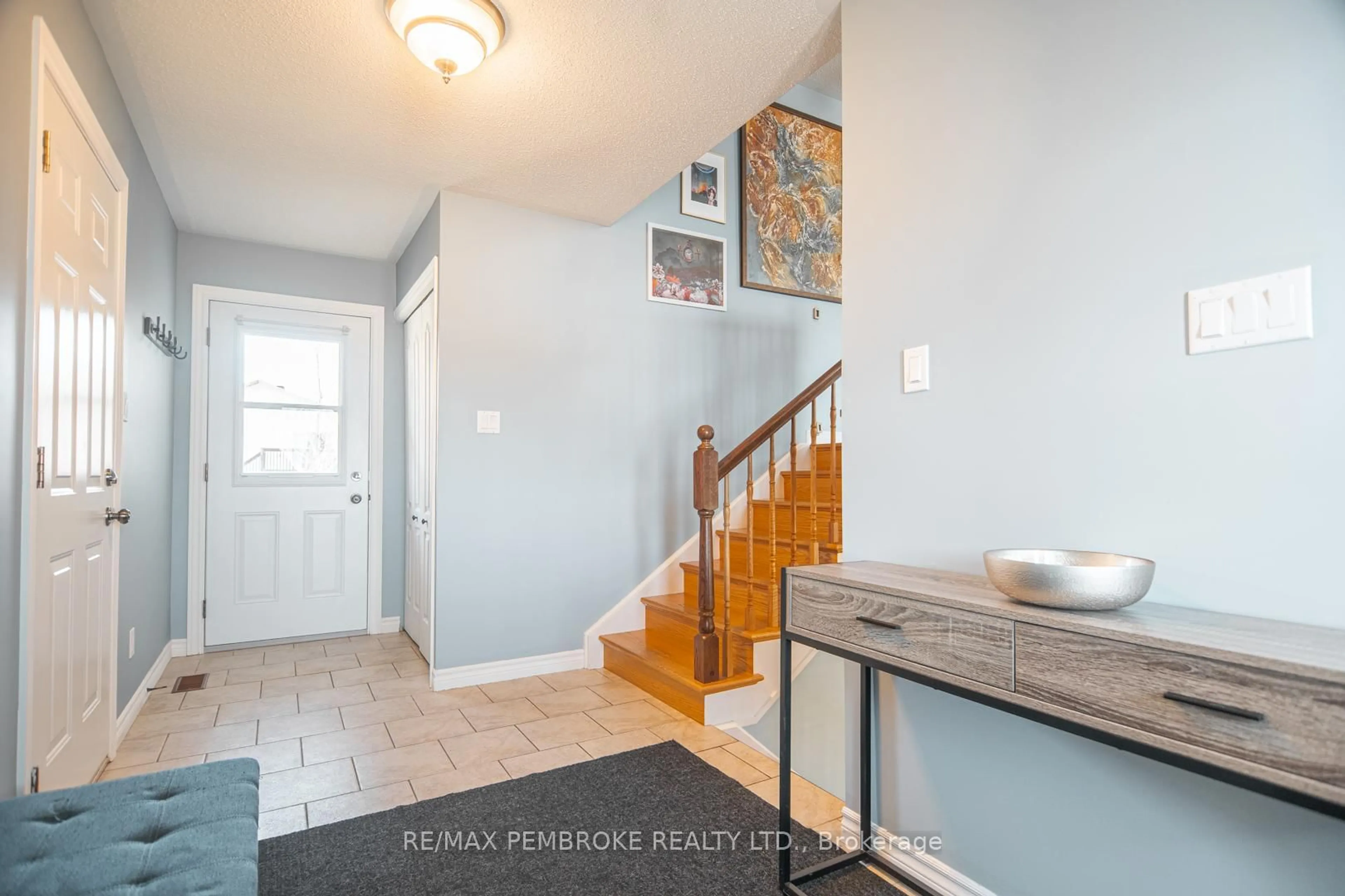 Indoor entryway for 50 Spruce St, Petawawa Ontario K8H 3S4