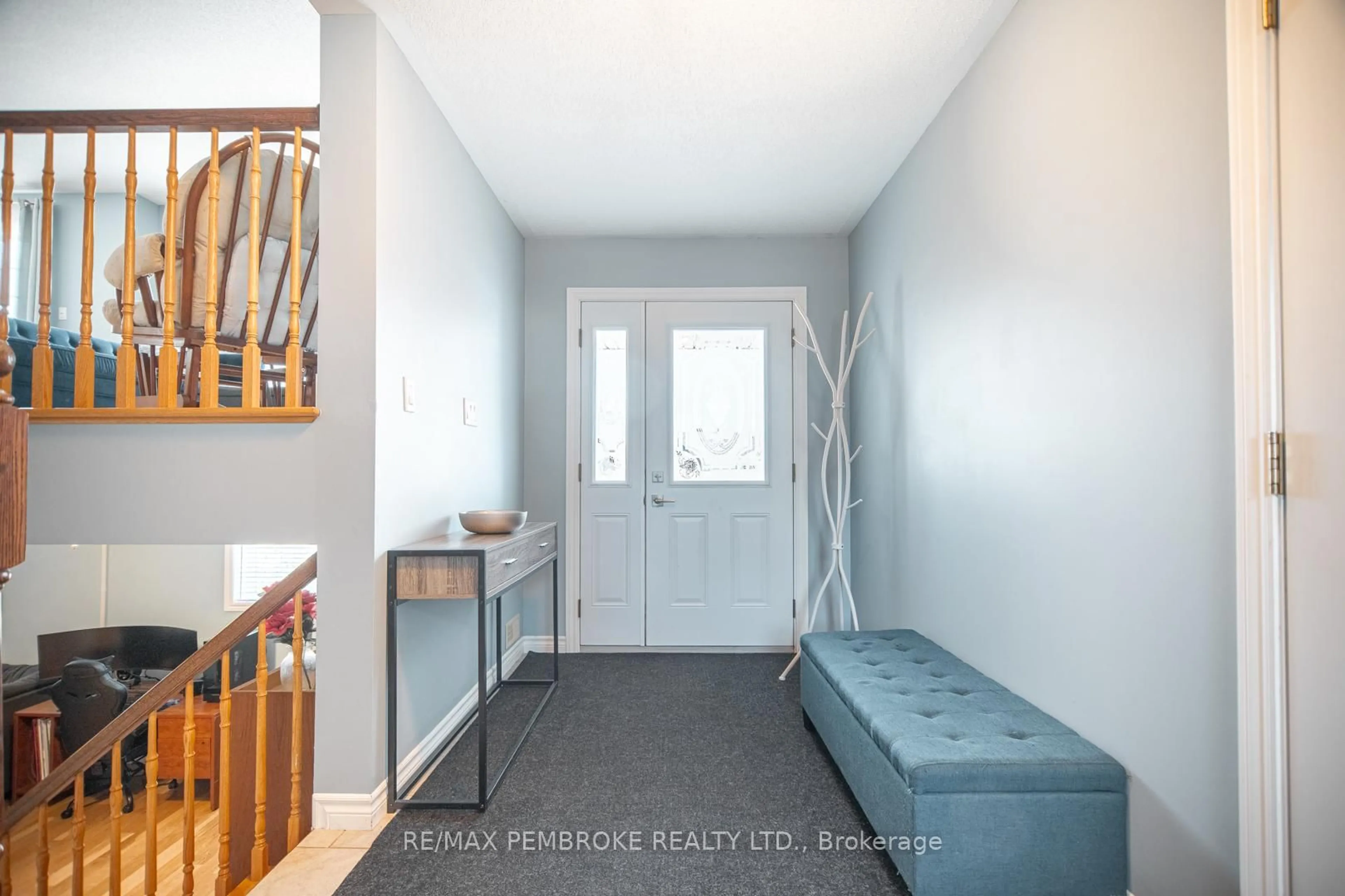 Indoor entryway for 50 Spruce St, Petawawa Ontario K8H 3S4