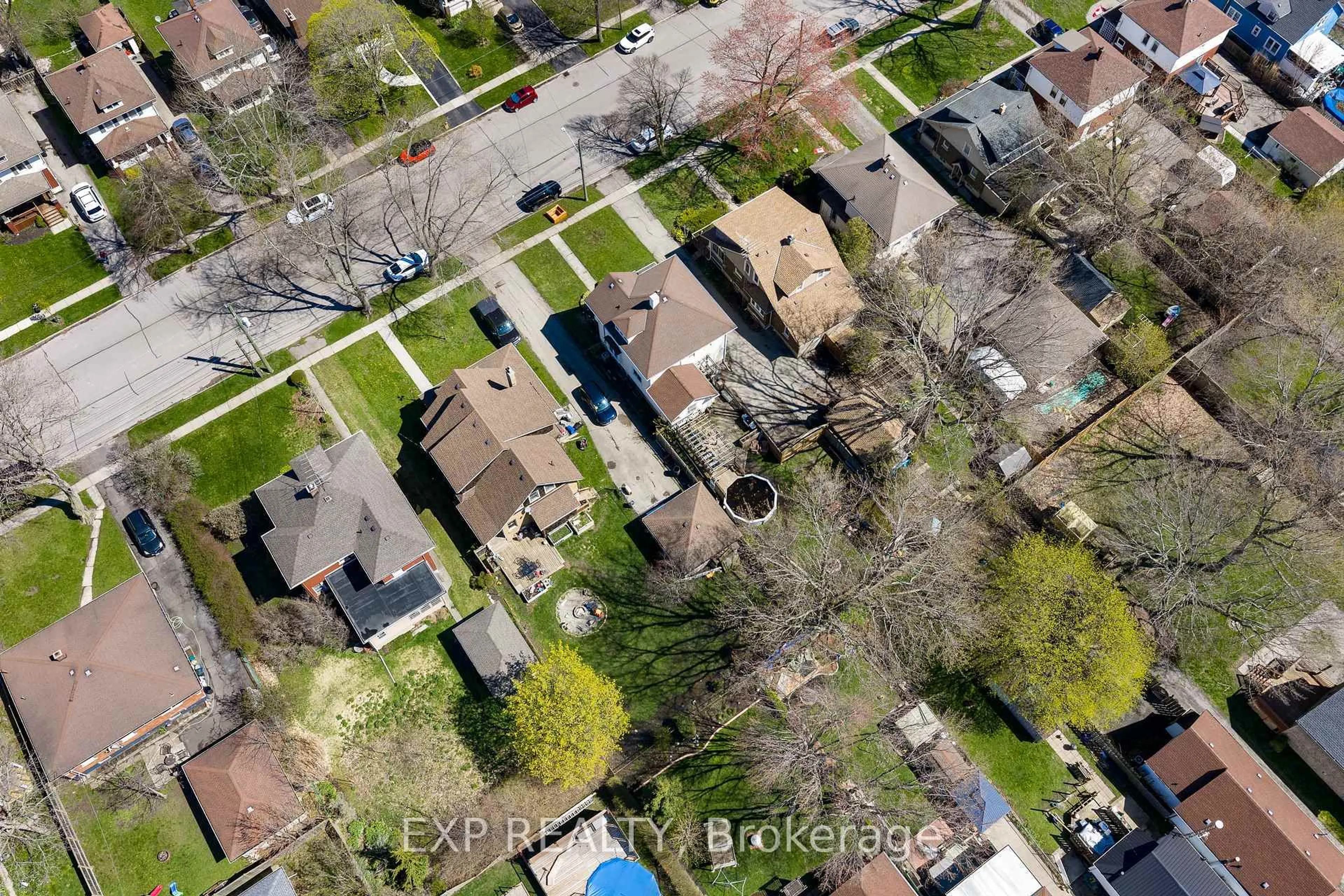 A pic from outside/outdoor area/front of a property/back of a property/a pic from drone, street for 122 Elgin St, Port Colborne Ontario L3K 3K2
