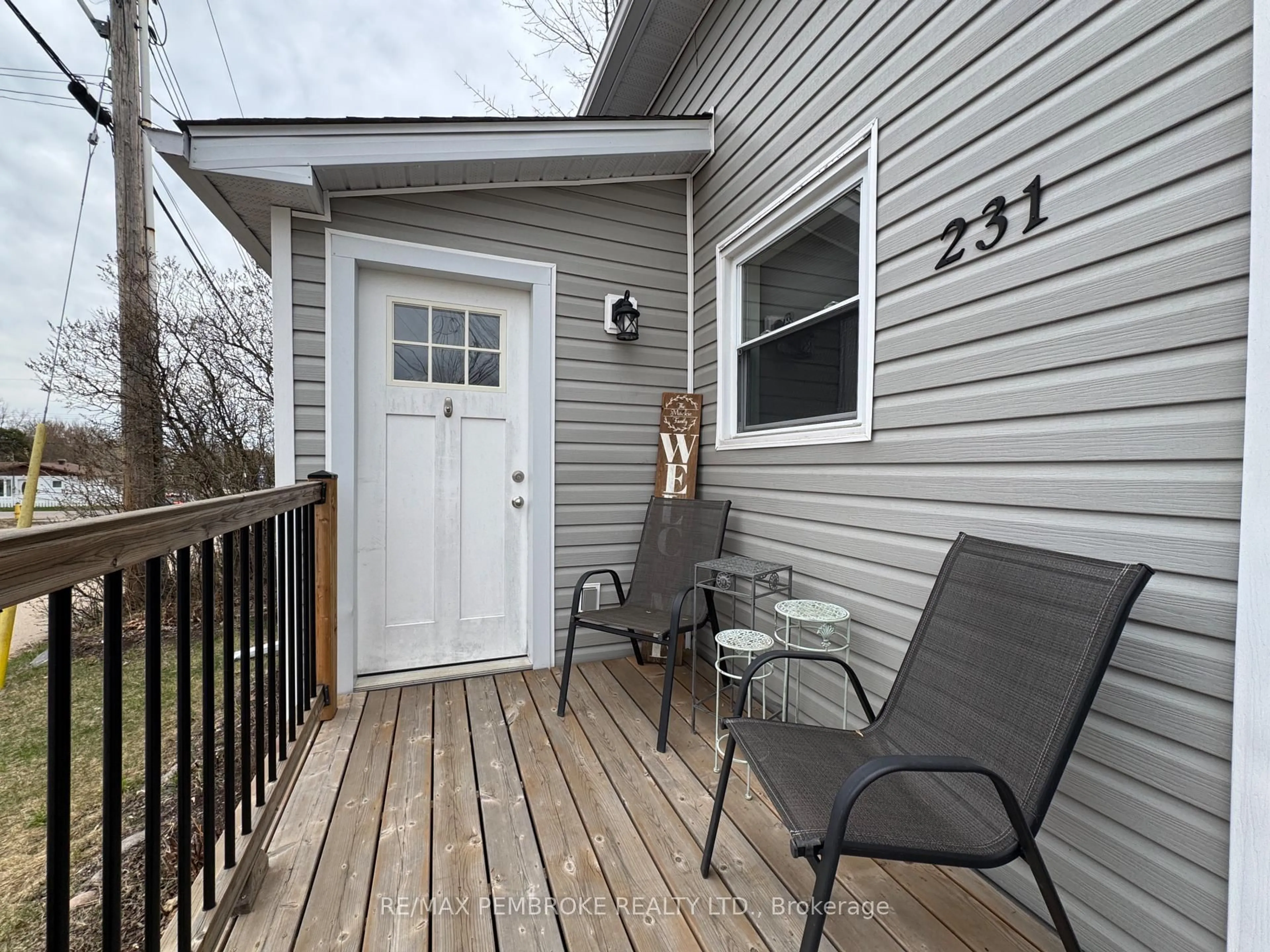 Patio, street for 231 Douglas St, Pembroke Ontario K8A 5L4