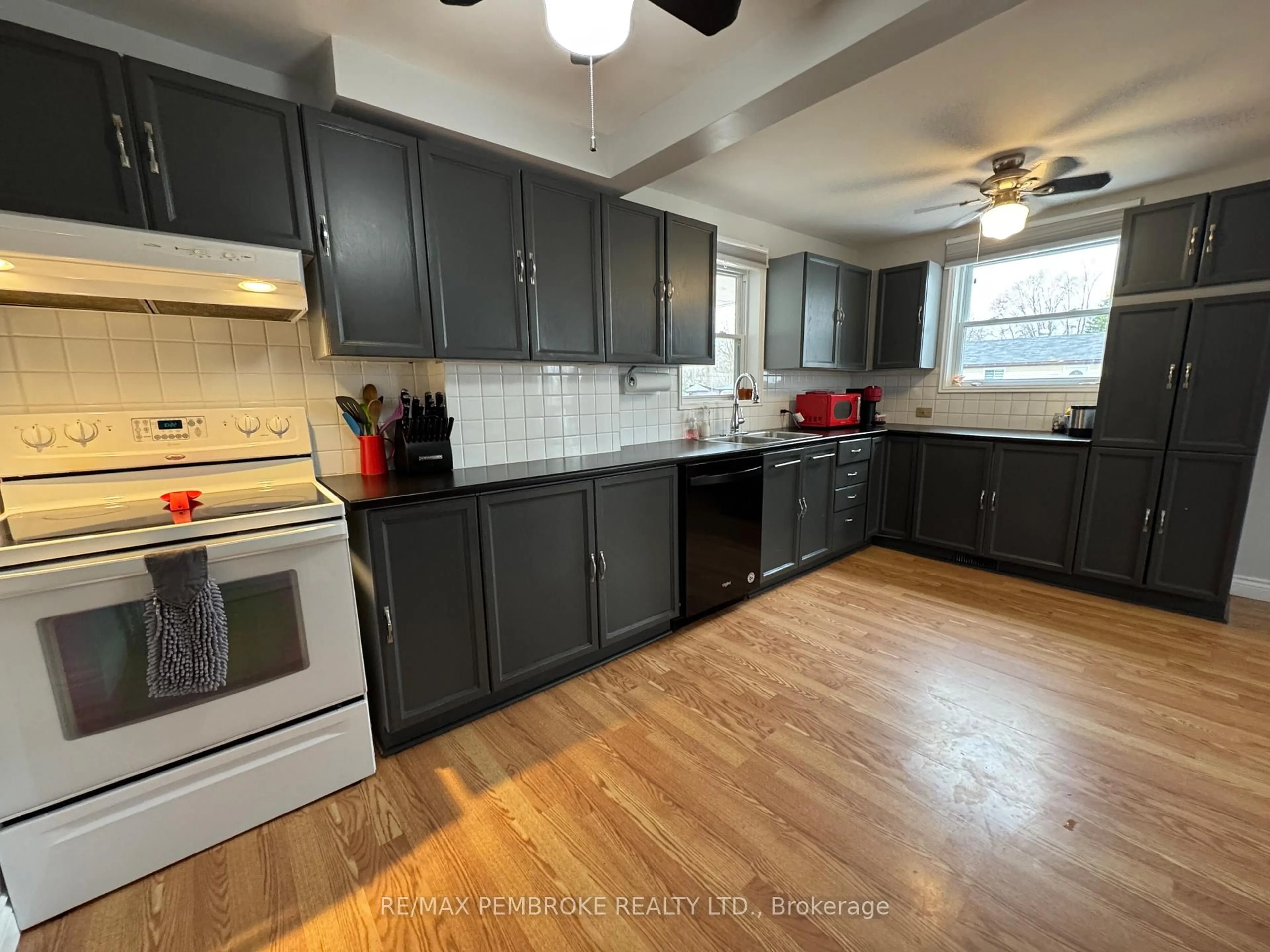 Unknown for 231 Douglas St, Pembroke Ontario K8A 5L4