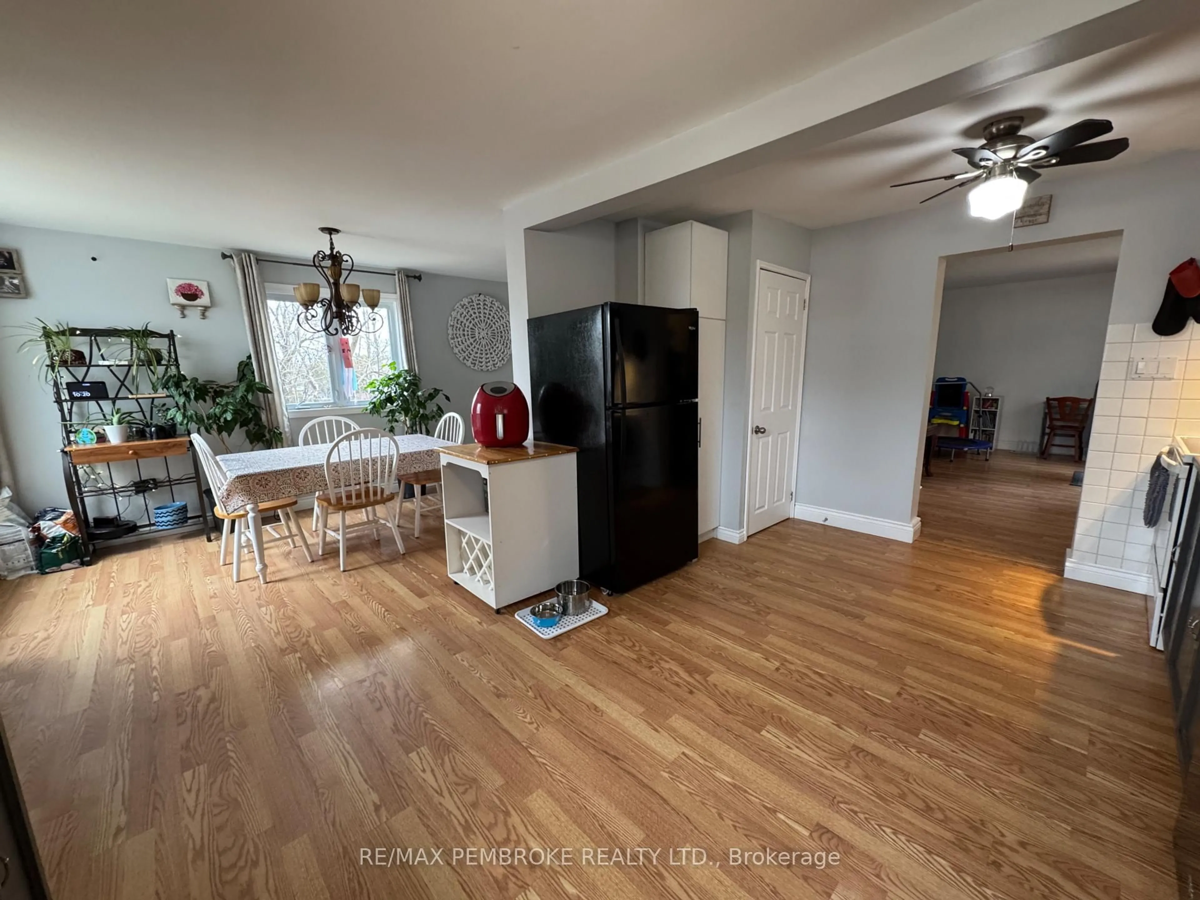 A pic of a room for 231 Douglas St, Pembroke Ontario K8A 5L4