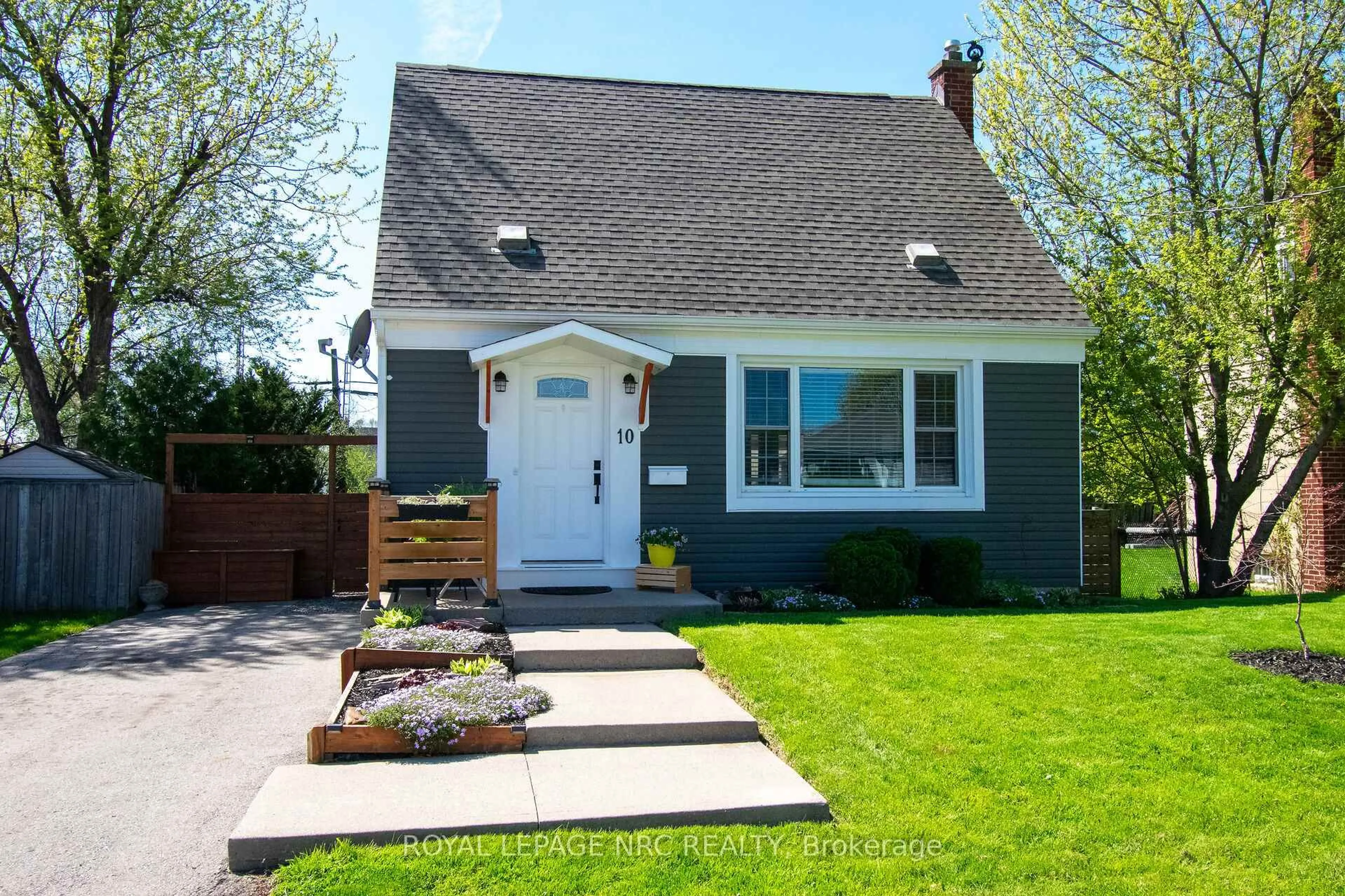 Home with vinyl exterior material, street for 10 Blain Pl, St. Catharines Ontario L2P 2R5