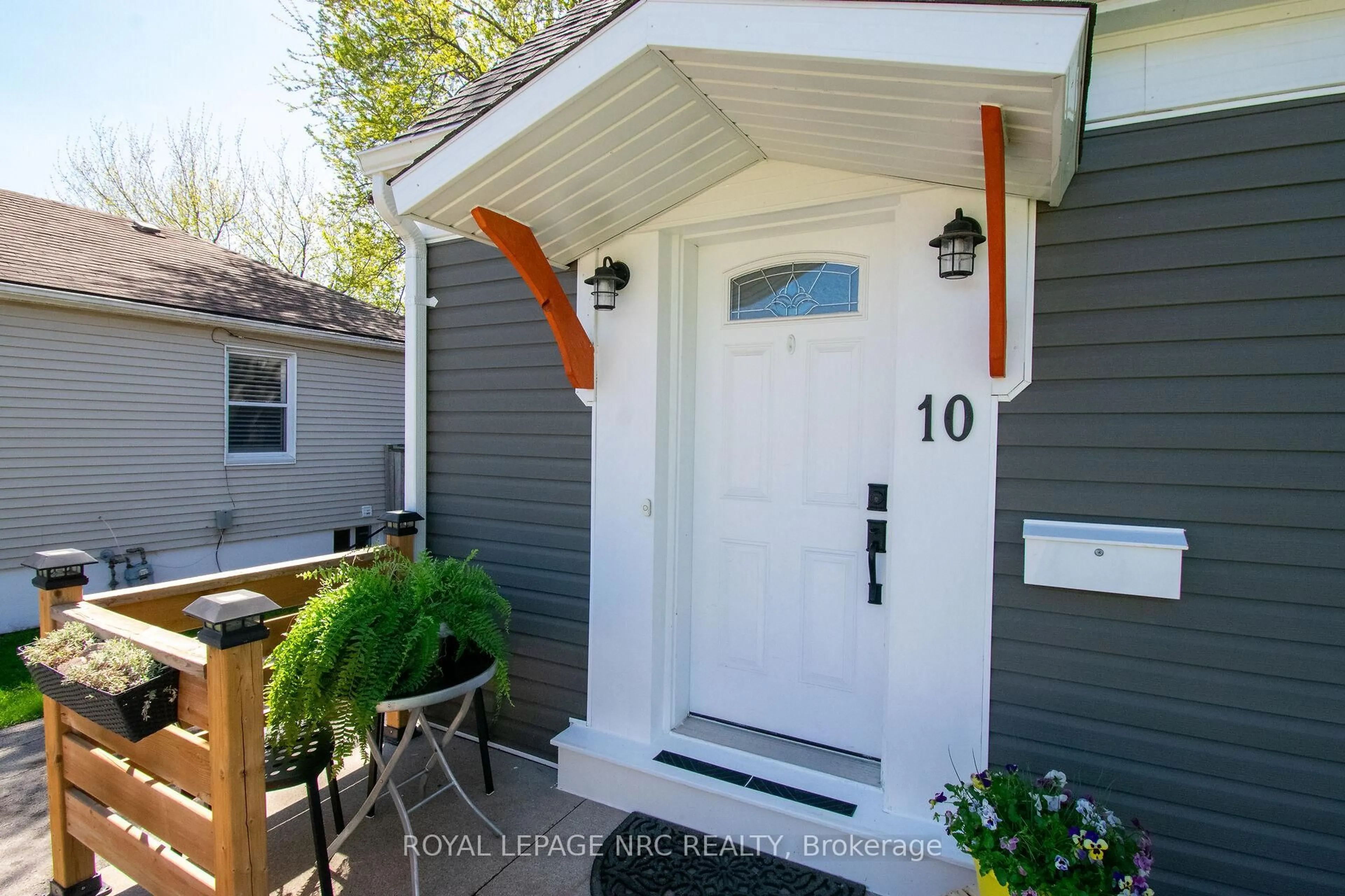 Unknown for 10 Blain Pl, St. Catharines Ontario L2P 2R5