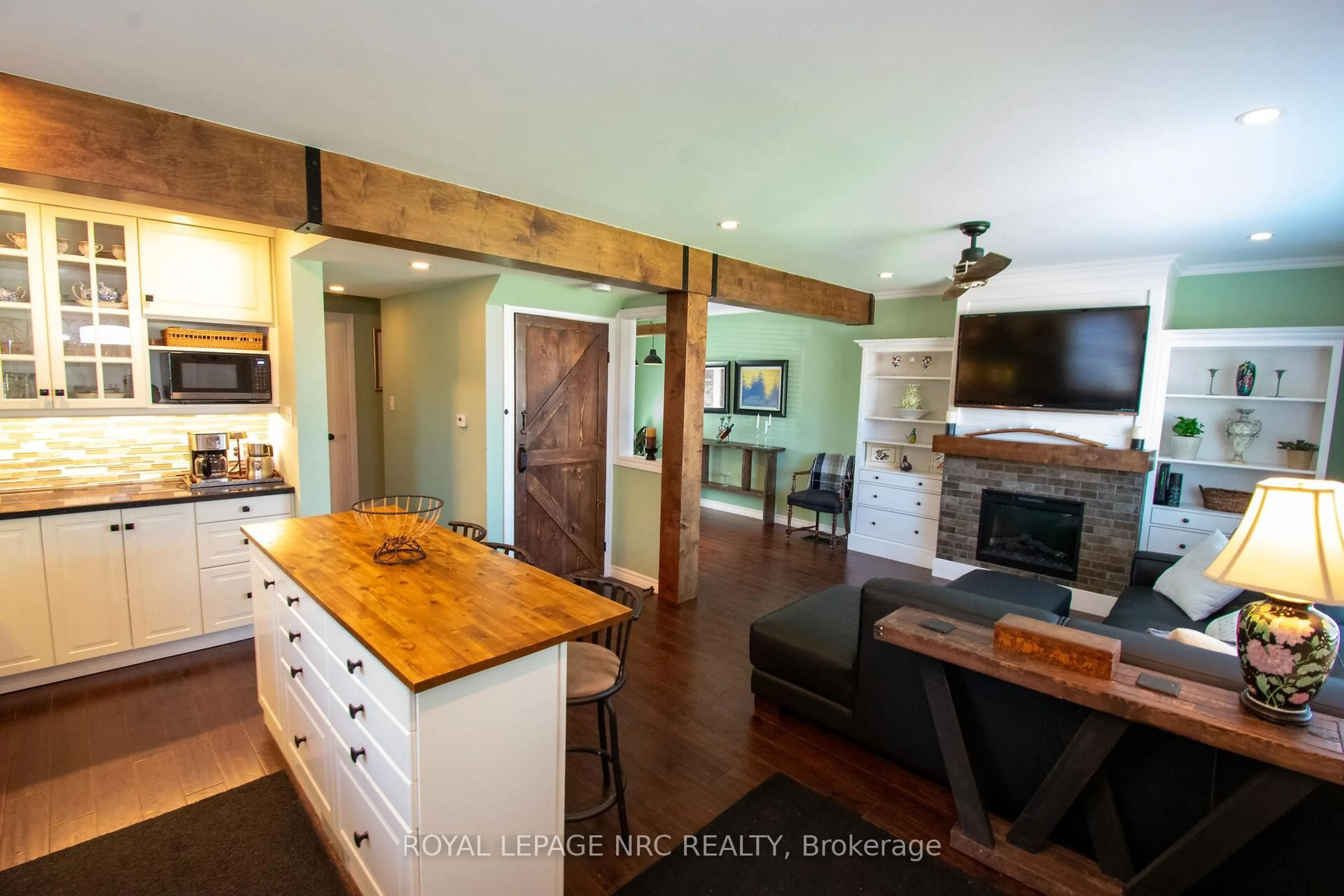 Open concept kitchen, wood/laminate floor for 10 Blain Pl, St. Catharines Ontario L2P 2R5