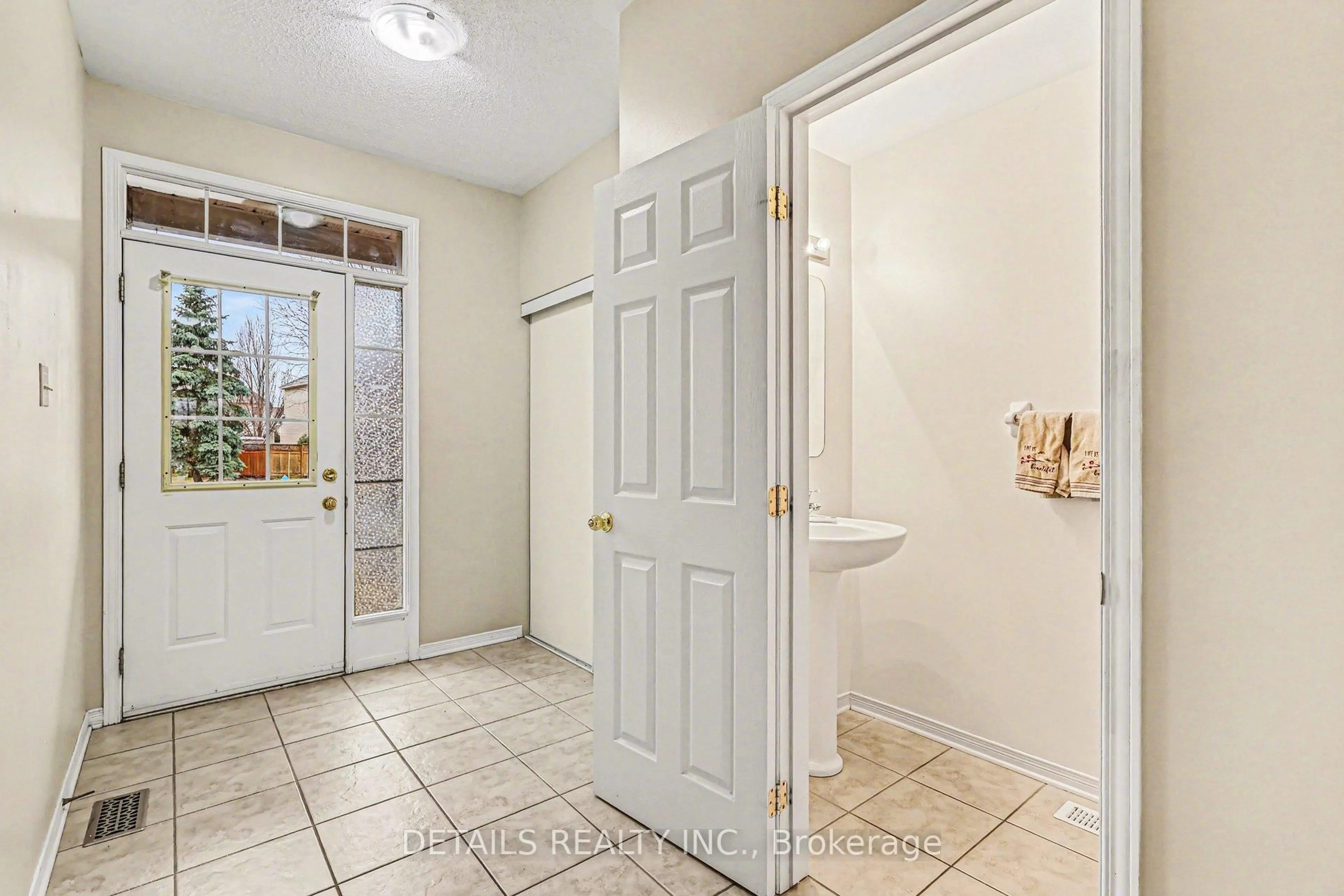 Indoor entryway for 1109 Brasseur Cres, Orleans Ontario K4A 5A2