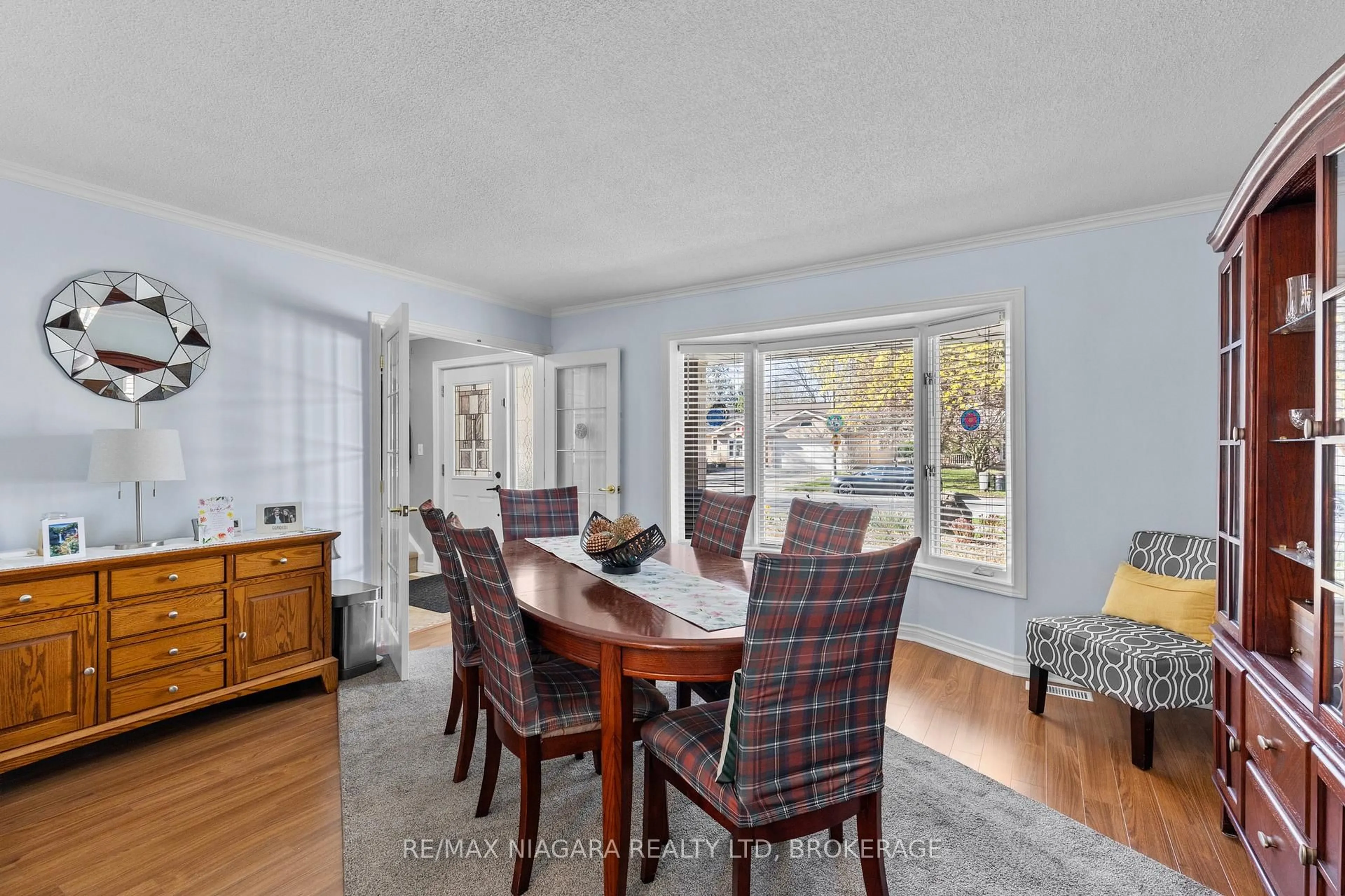 Dining room, wood/laminate floor for 143 Welland Rd, Pelham Ontario L0S 1E4