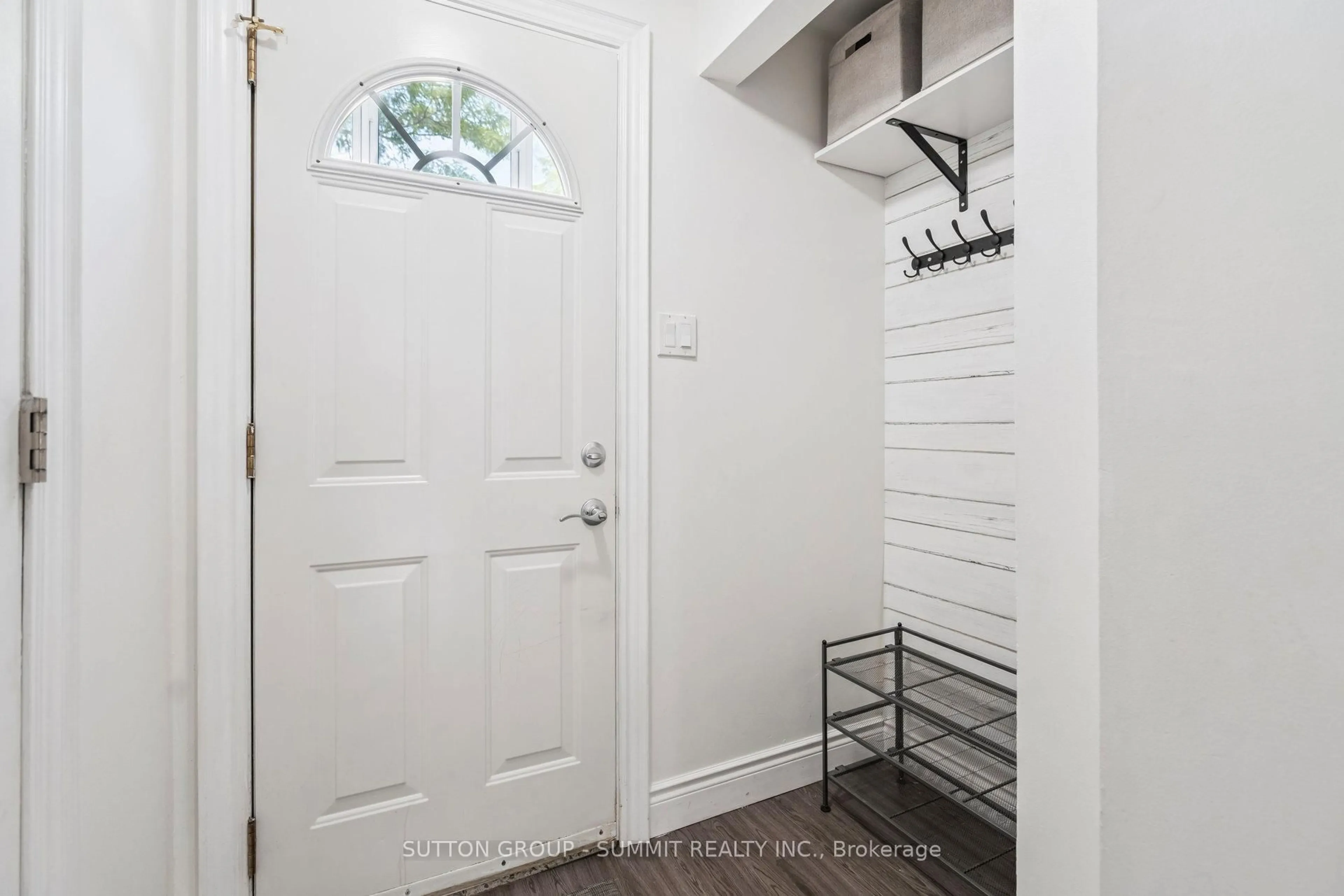 Indoor entryway for 151 Gateshead Cres #35, Hamilton Ontario L8G 3W1