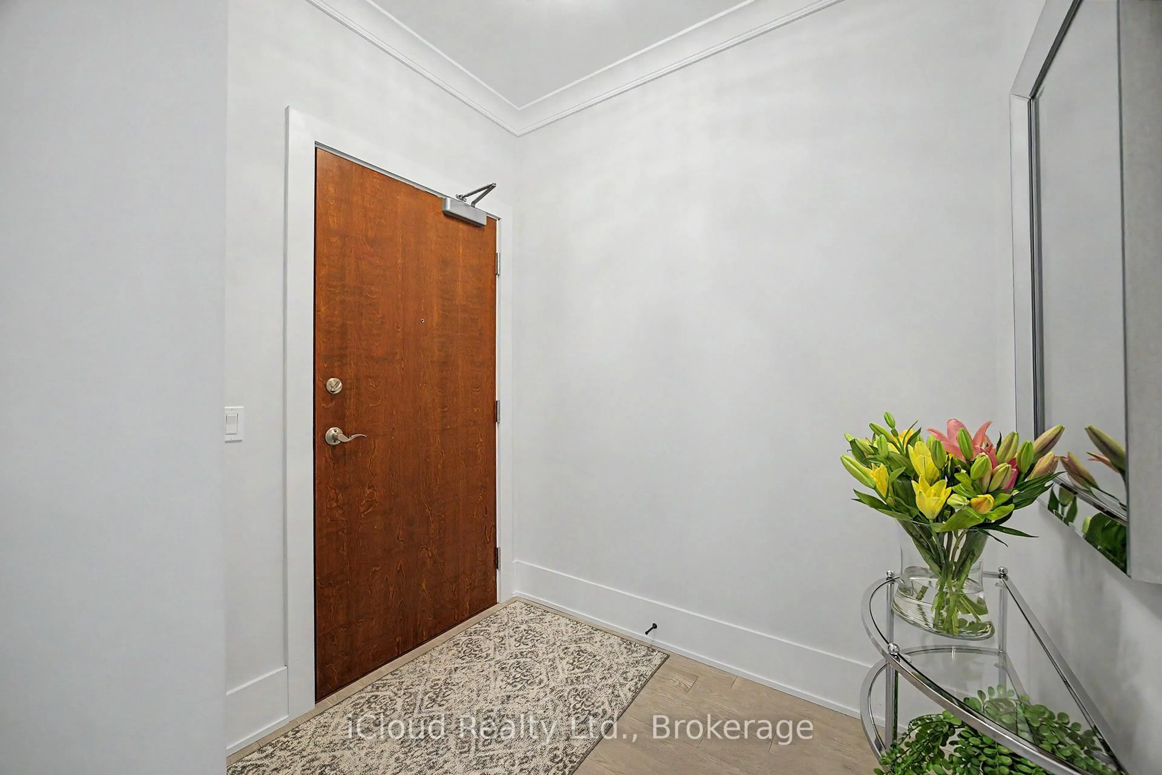 Indoor entryway for 23 Campus Tr #303, Huntsville Ontario P1H 0B3