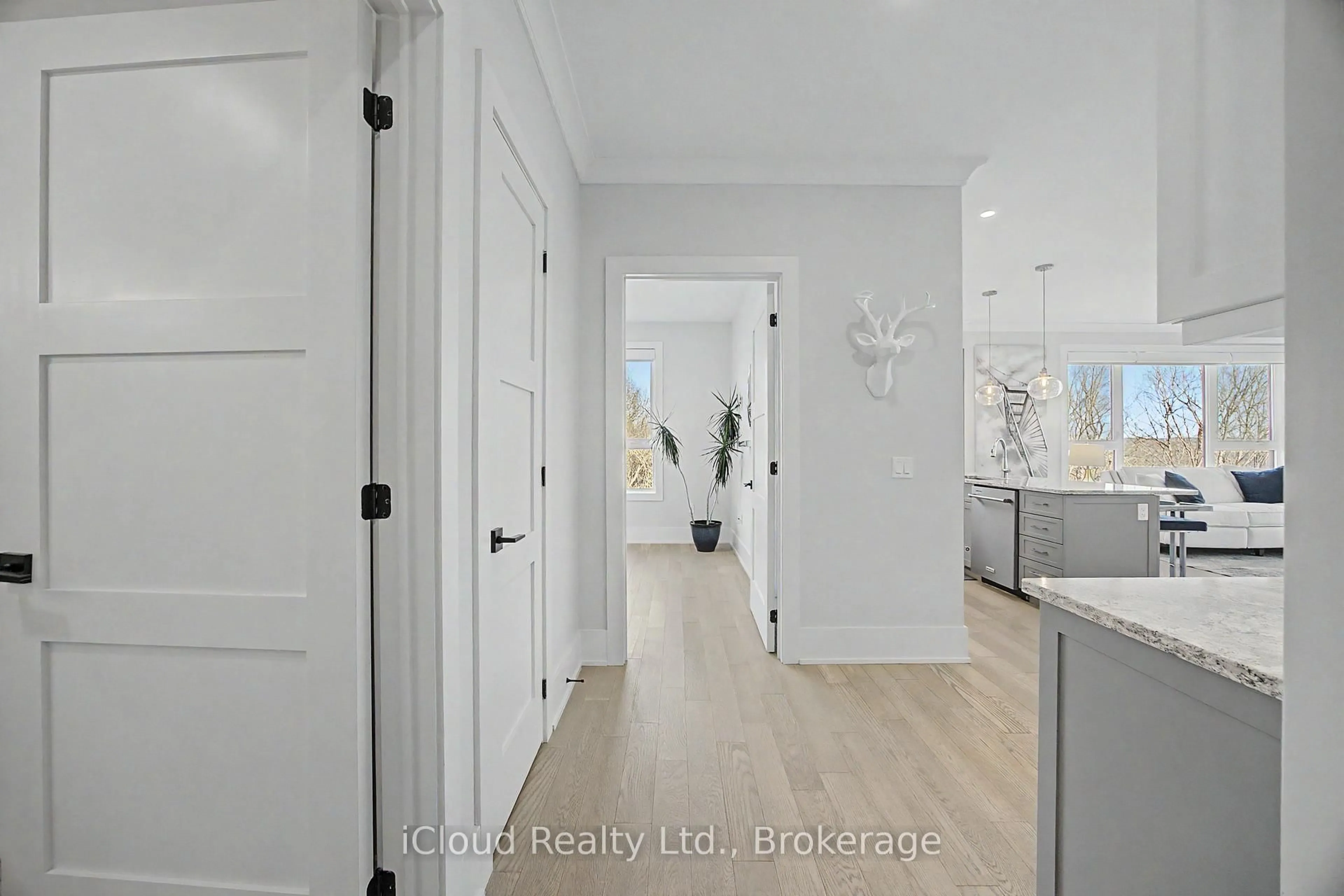 Indoor entryway for 23 Campus Tr #303, Huntsville Ontario P1H 0B3