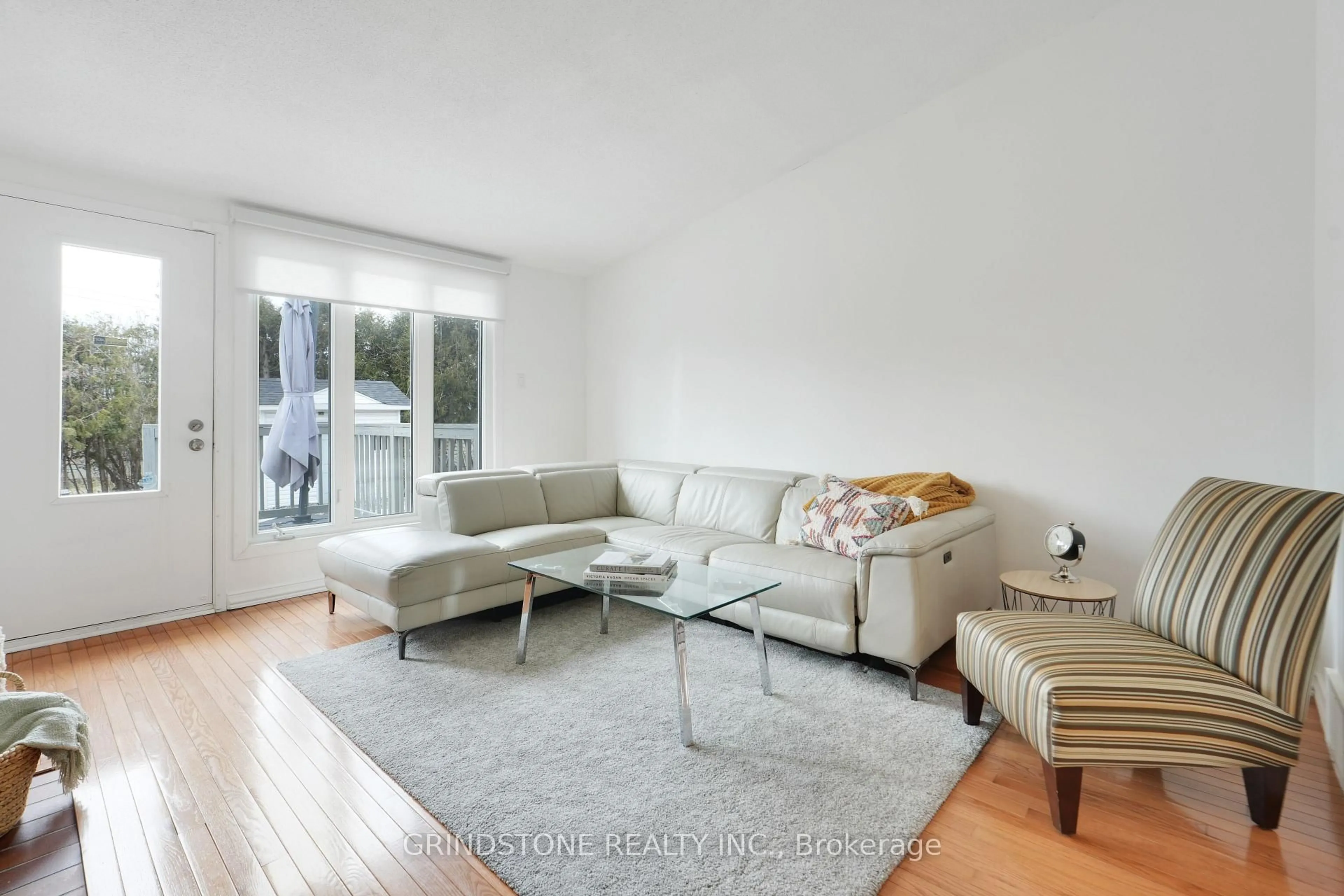 Living room with furniture, unknown for 1080 Alenmede Cres, Ottawa Ontario K2B 8H3
