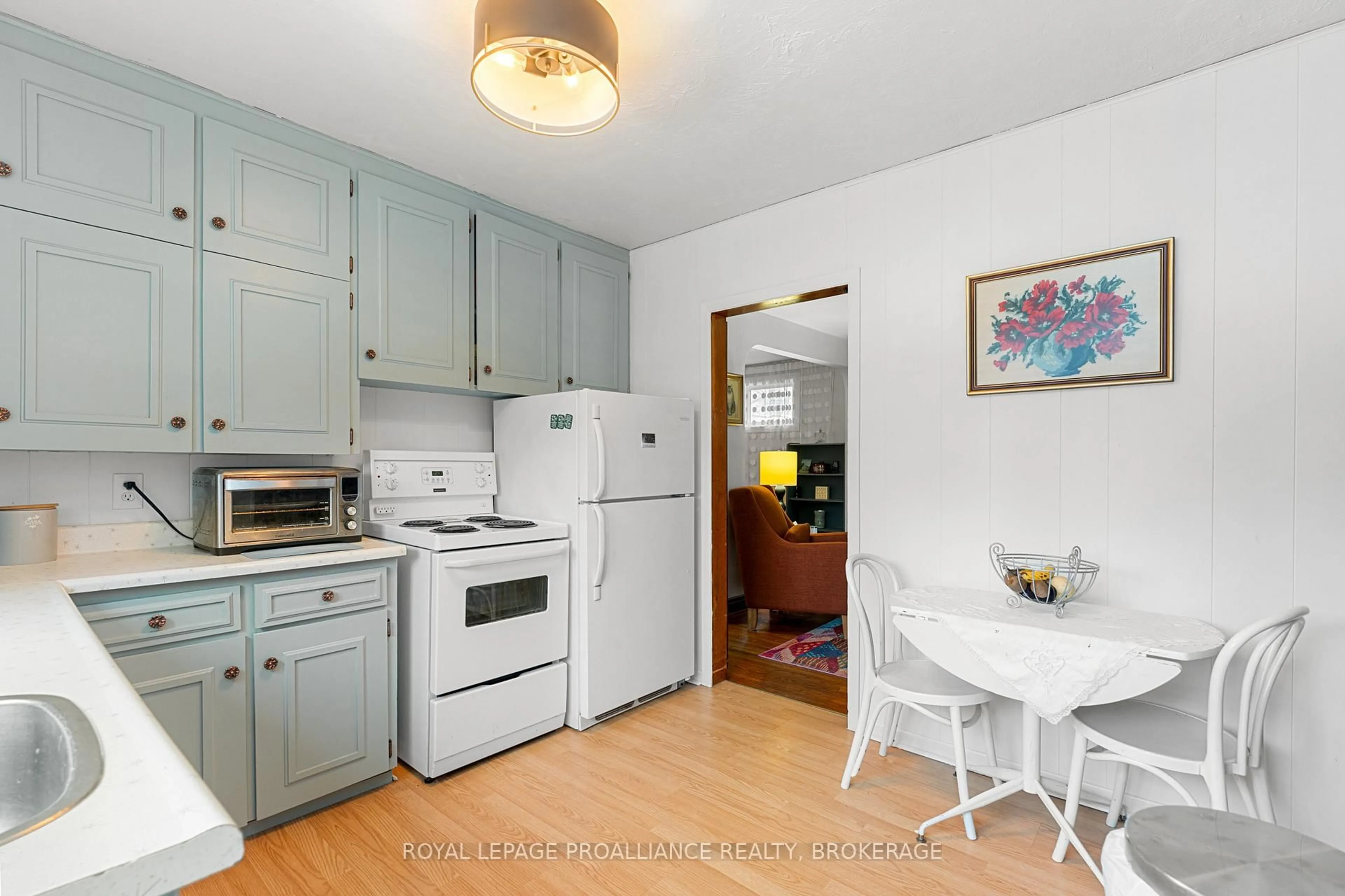 Standard kitchen, unknown for 175 Regent St, Kingston Ontario K7L 4K2
