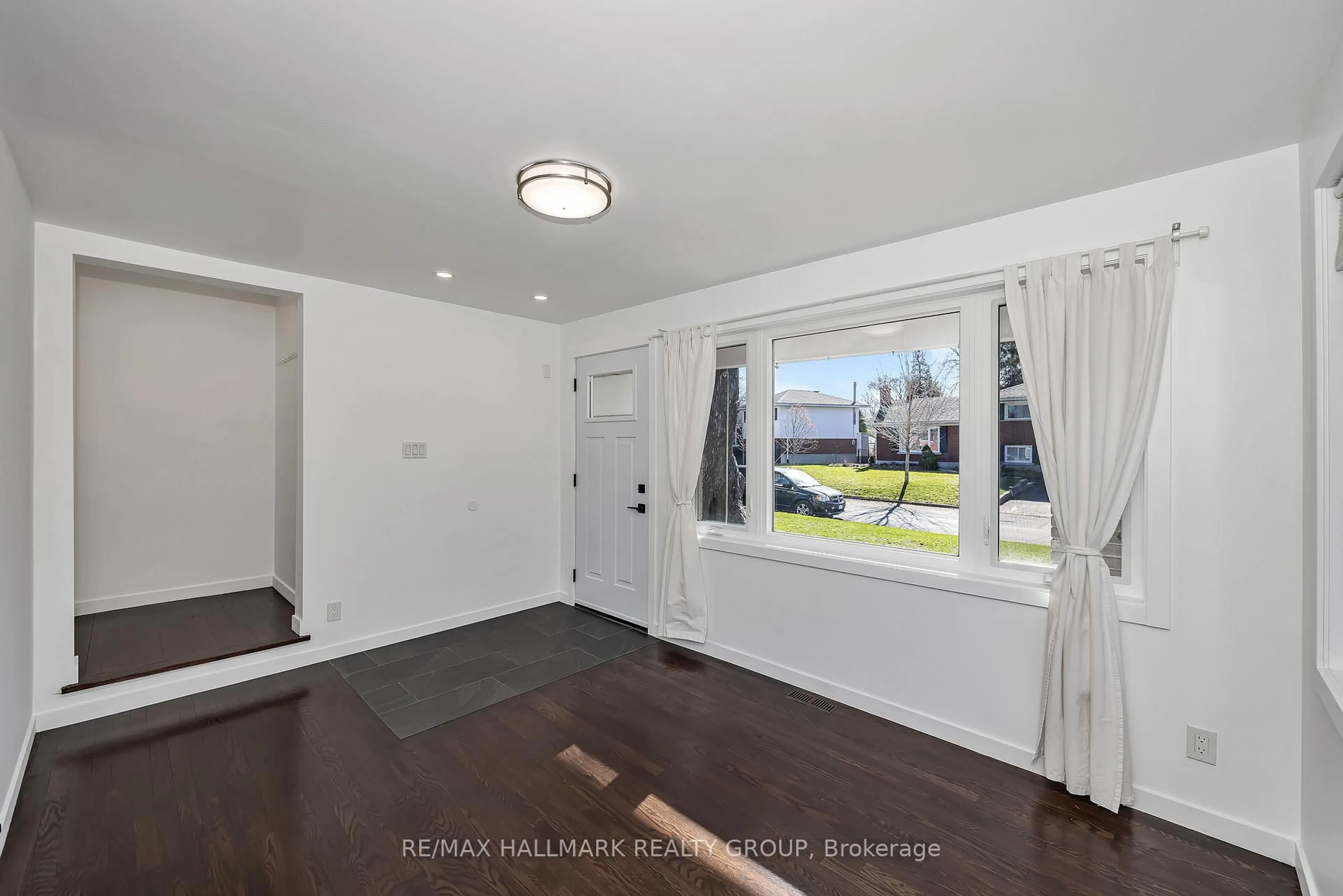 Indoor entryway for 1138 Sherman Dr, Ottawa Ontario K2C 2M4