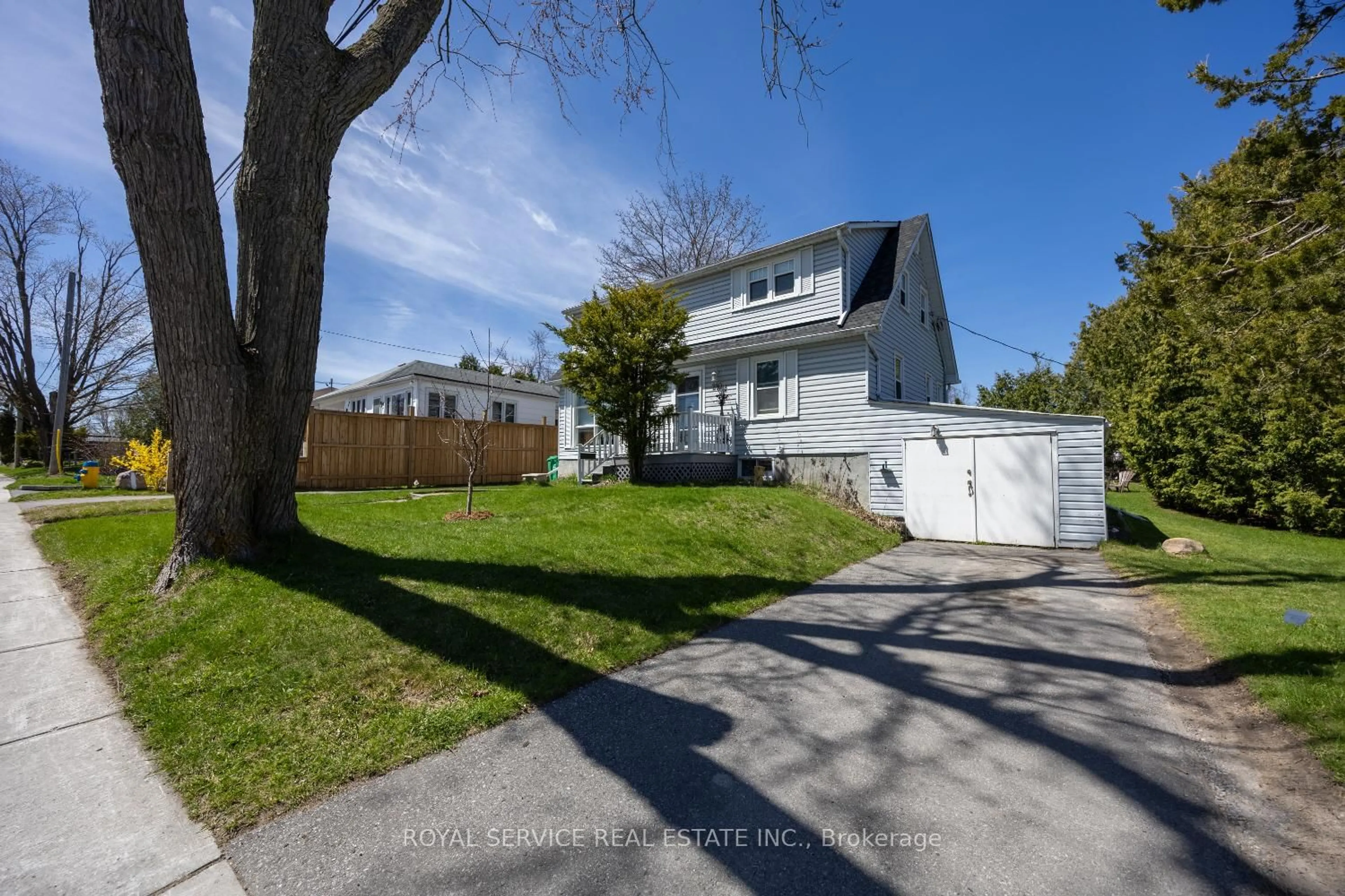 A pic from outside/outdoor area/front of a property/back of a property/a pic from drone, street for 210 Shelbourne St, Peterborough Ontario K9H 5K4