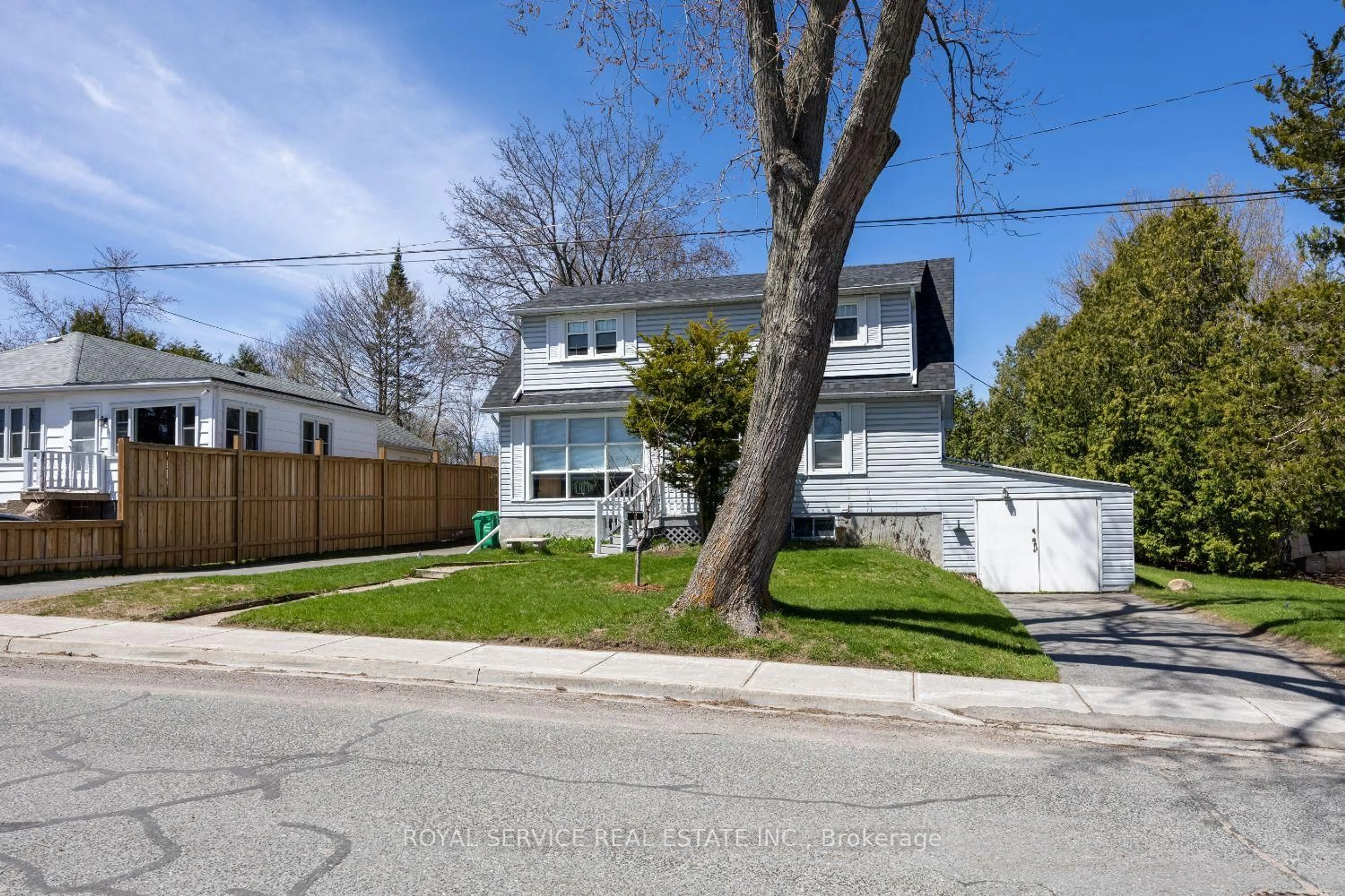 A pic from outside/outdoor area/front of a property/back of a property/a pic from drone, street for 210 Shelbourne St, Peterborough Ontario K9H 5K4