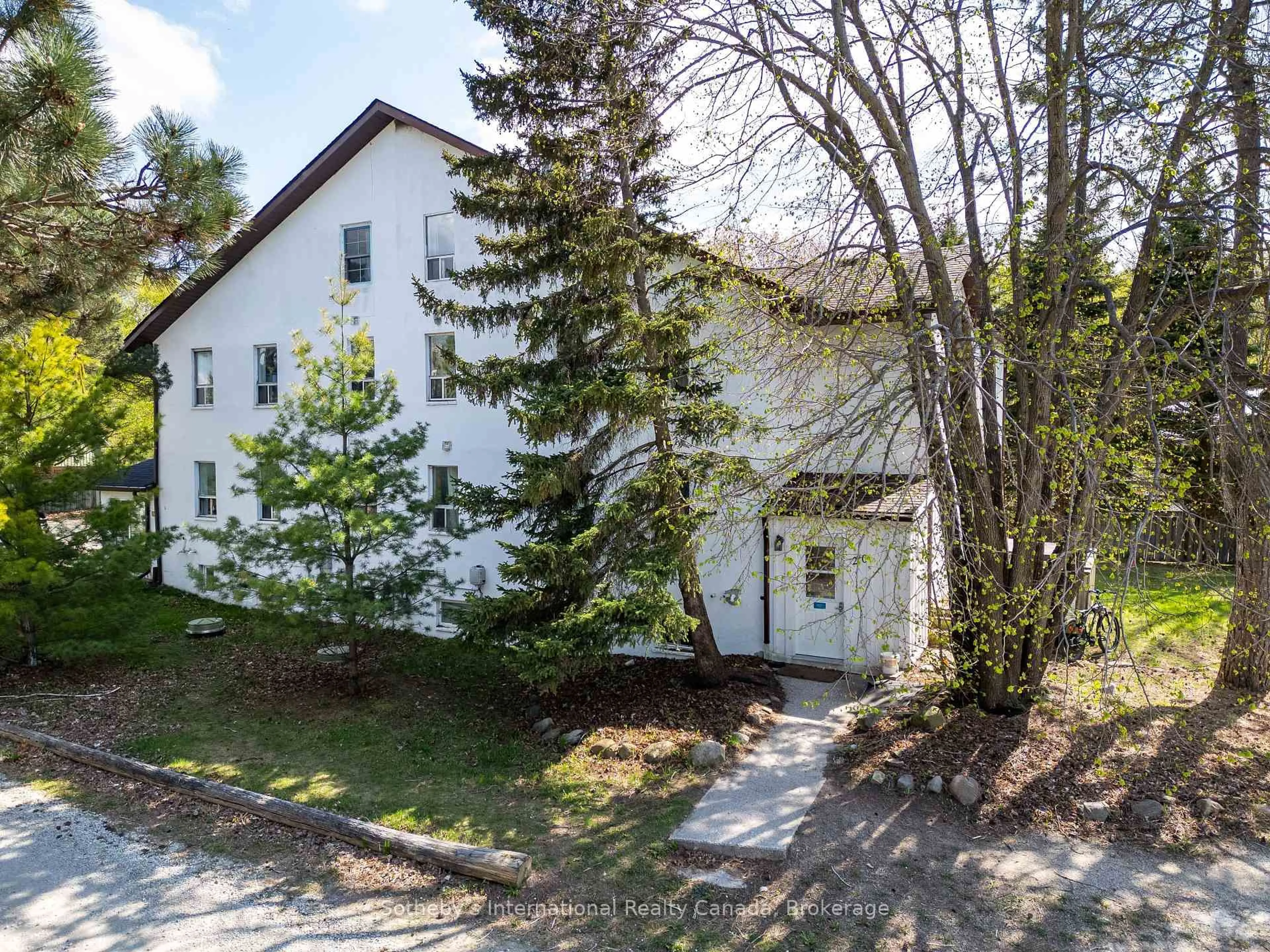 A pic from outside/outdoor area/front of a property/back of a property/a pic from drone, street for 210 ARLBERG Cres, Blue Mountains Ontario L9Y 0M1