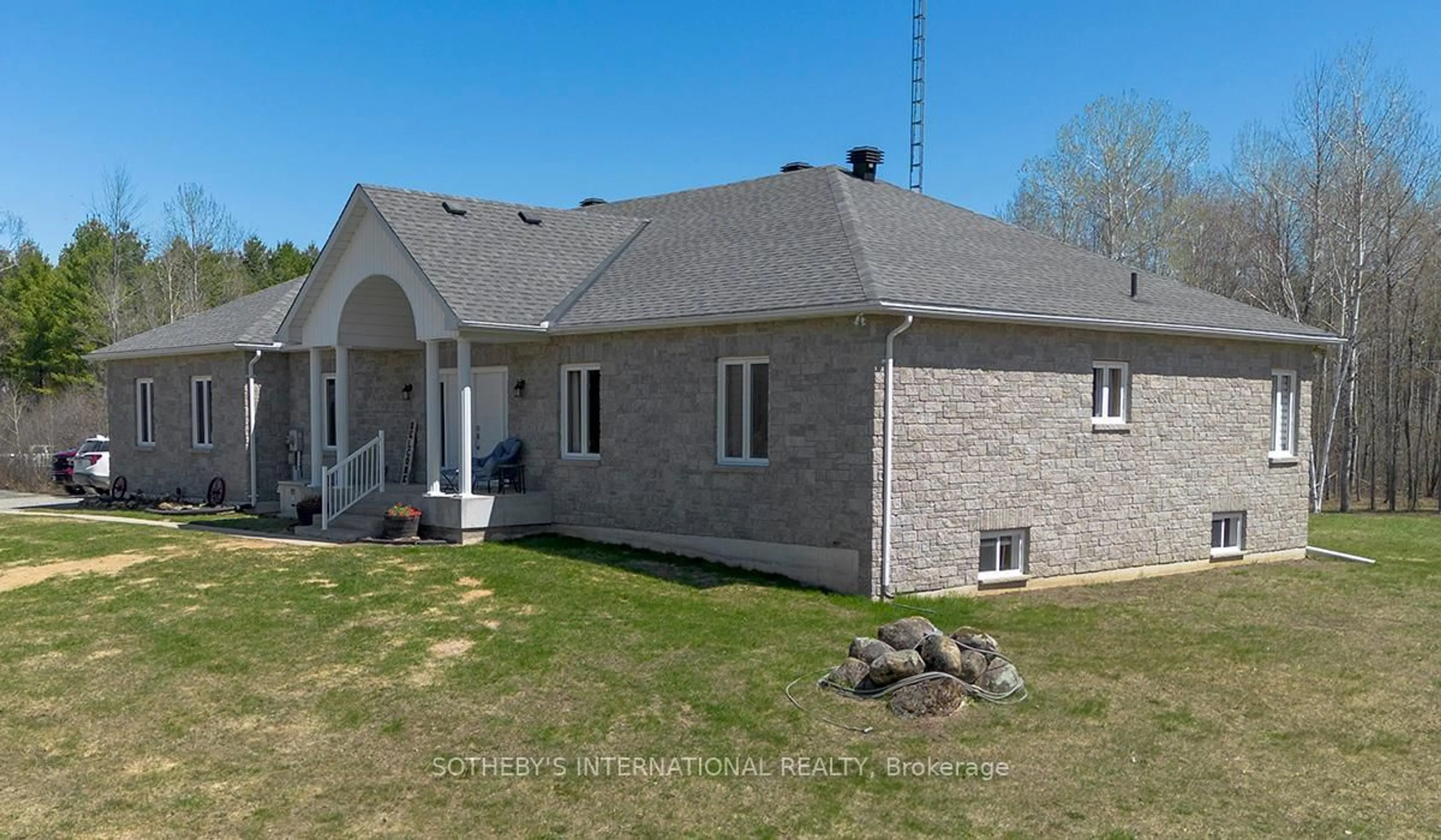 A pic from outside/outdoor area/front of a property/back of a property/a pic from drone, building for 520 Wolford Centre Rd, Merrickville-Wolford Ontario K0G 1N0