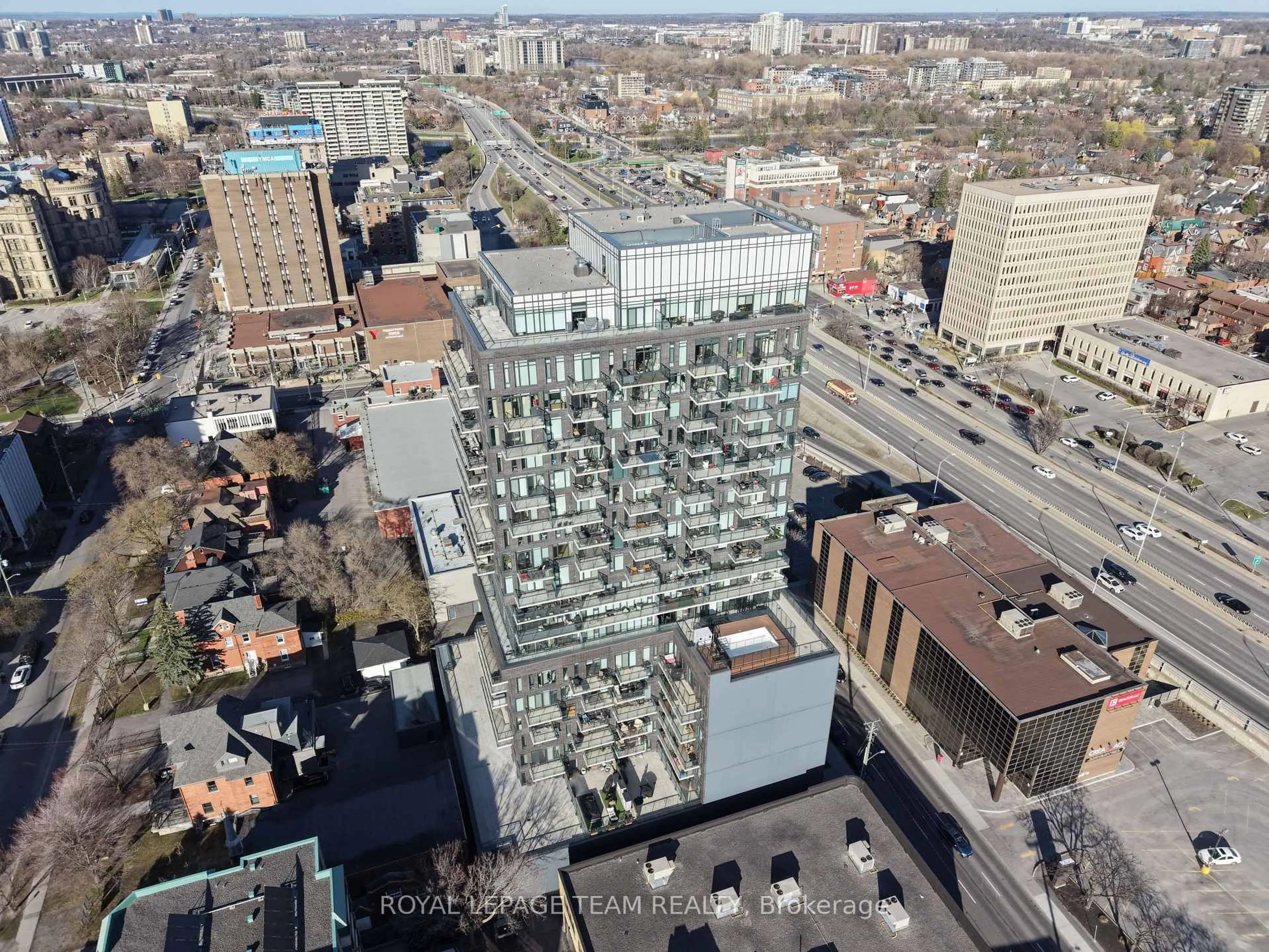 A pic from outside/outdoor area/front of a property/back of a property/a pic from drone, building for 203 Catherine St #1206, Ottawa Ontario K2P 1J5