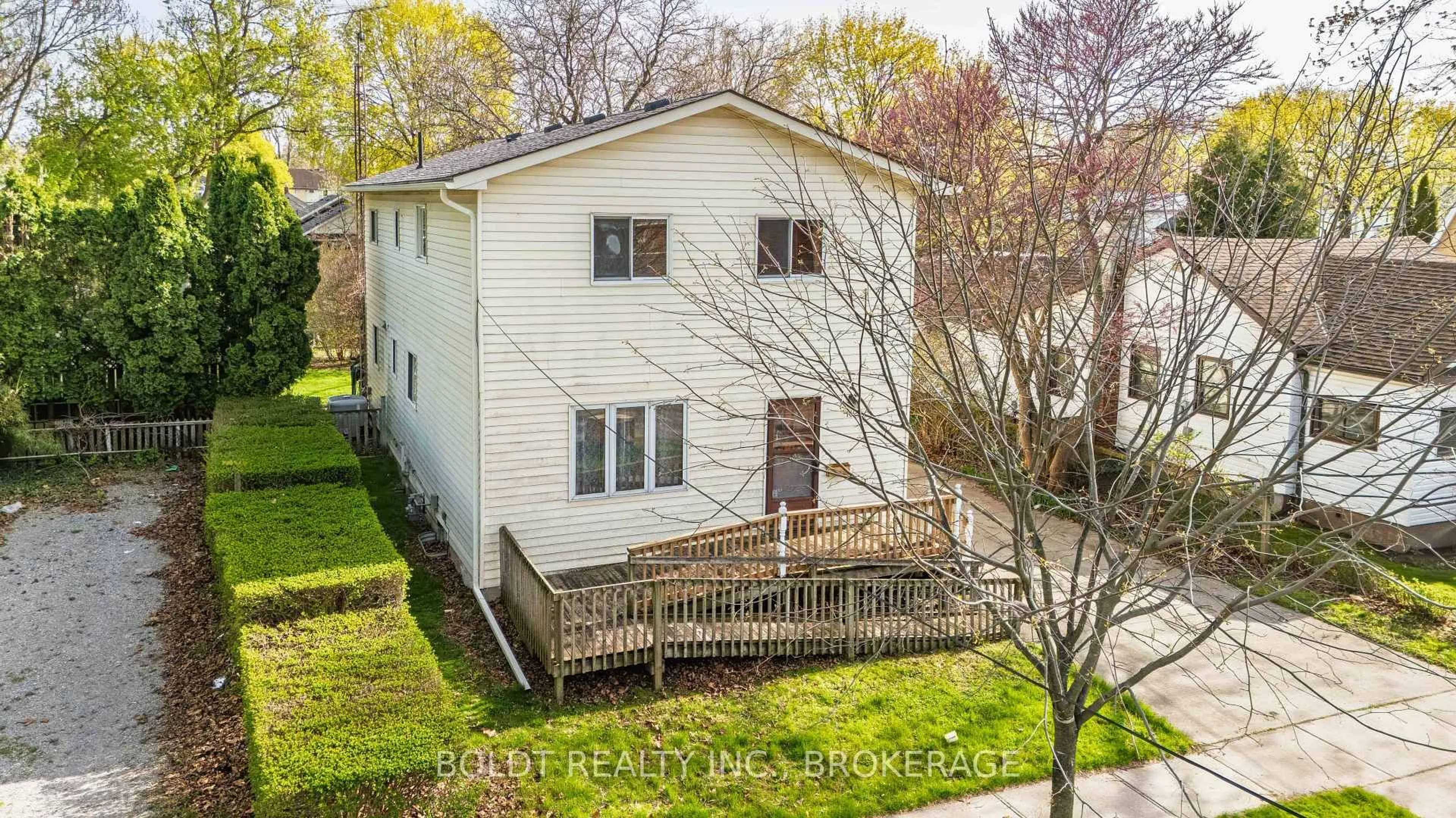 A pic from outside/outdoor area/front of a property/back of a property/a pic from drone, unknown for 162 Dufferin St, St. Catharines Ontario L2R 2A5