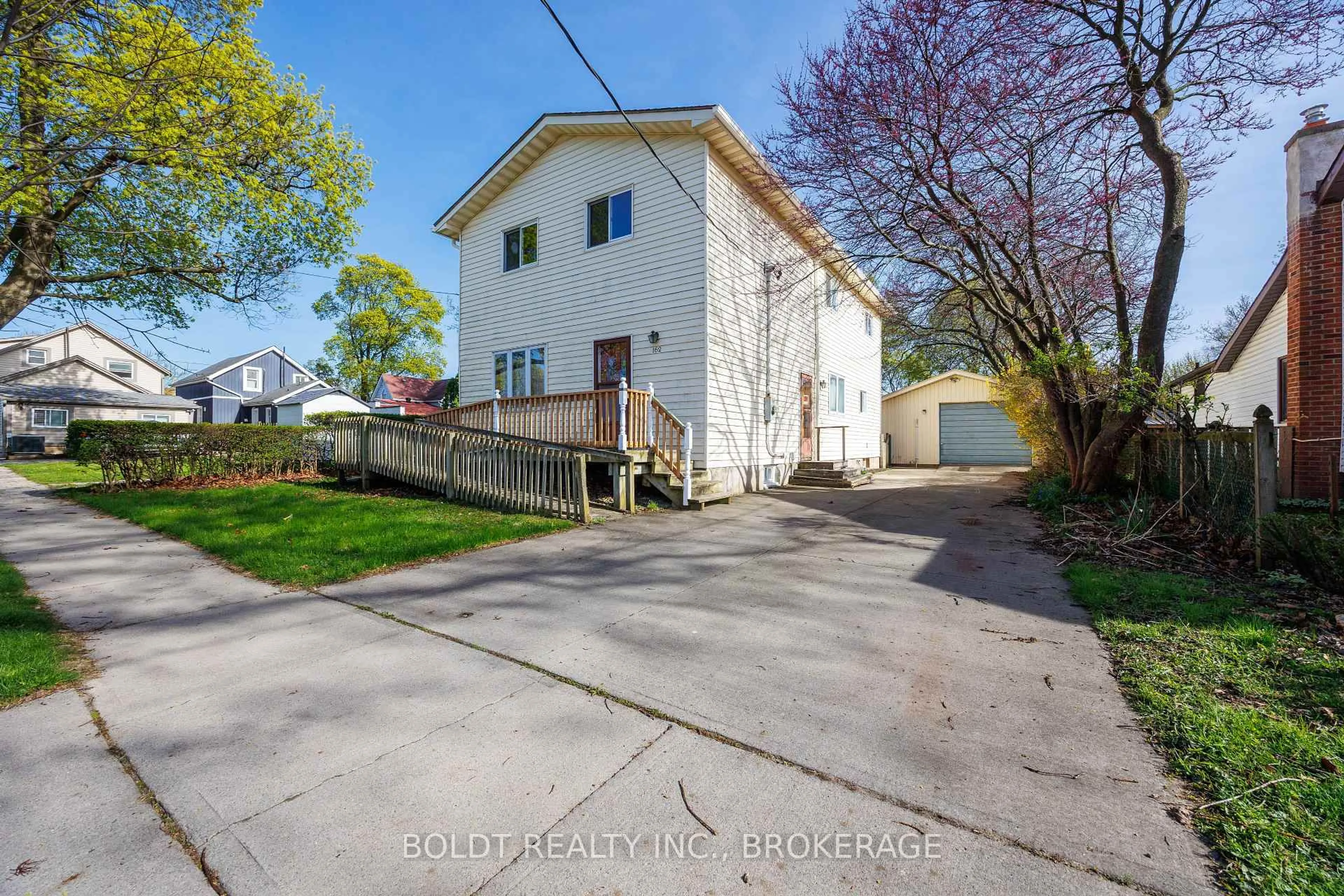 A pic from outside/outdoor area/front of a property/back of a property/a pic from drone, street for 162 Dufferin St, St. Catharines Ontario L2R 2A5