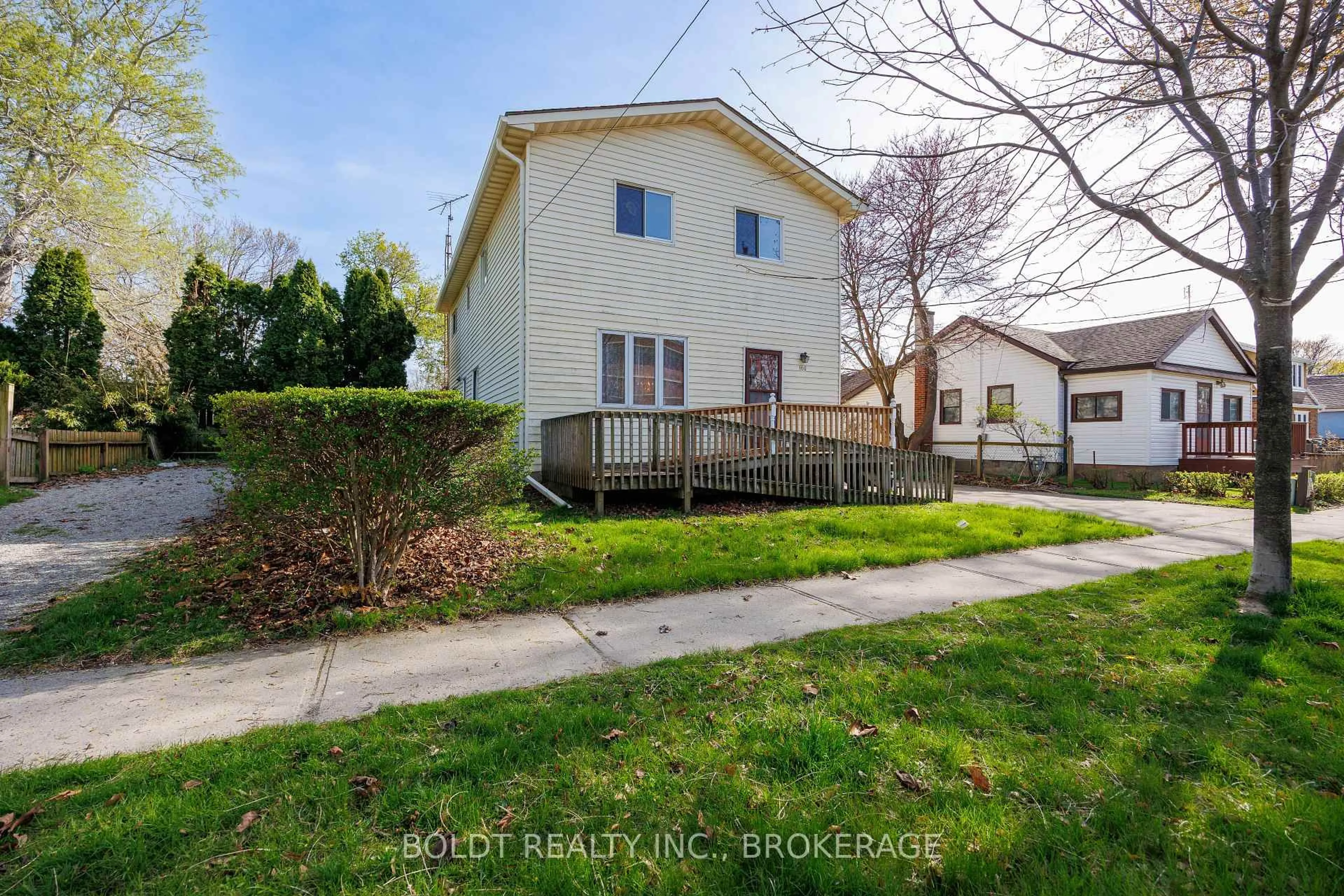 A pic from outside/outdoor area/front of a property/back of a property/a pic from drone, street for 162 Dufferin St, St. Catharines Ontario L2R 2A5