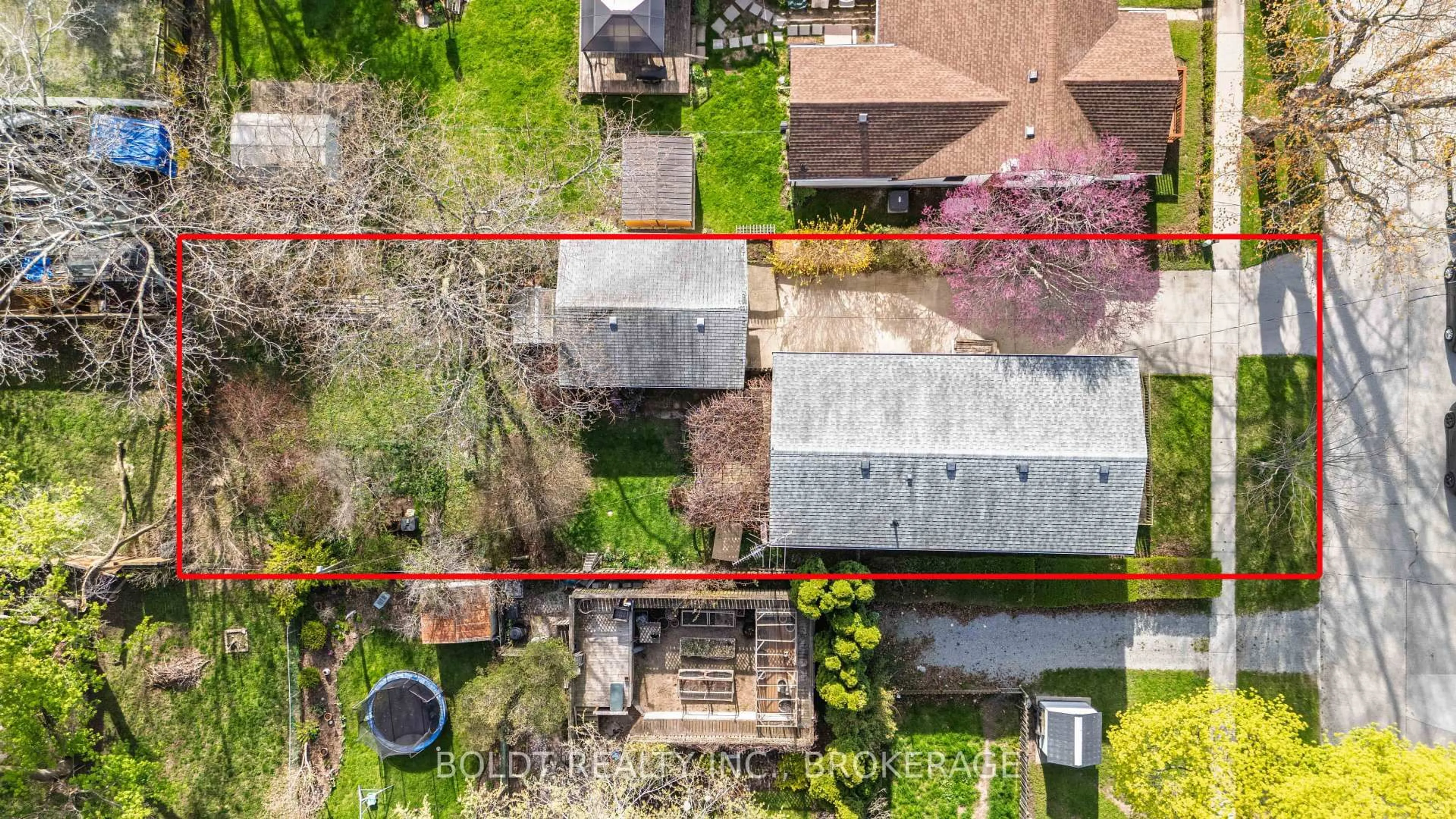 A pic from outside/outdoor area/front of a property/back of a property/a pic from drone, street for 162 Dufferin St, St. Catharines Ontario L2R 2A5