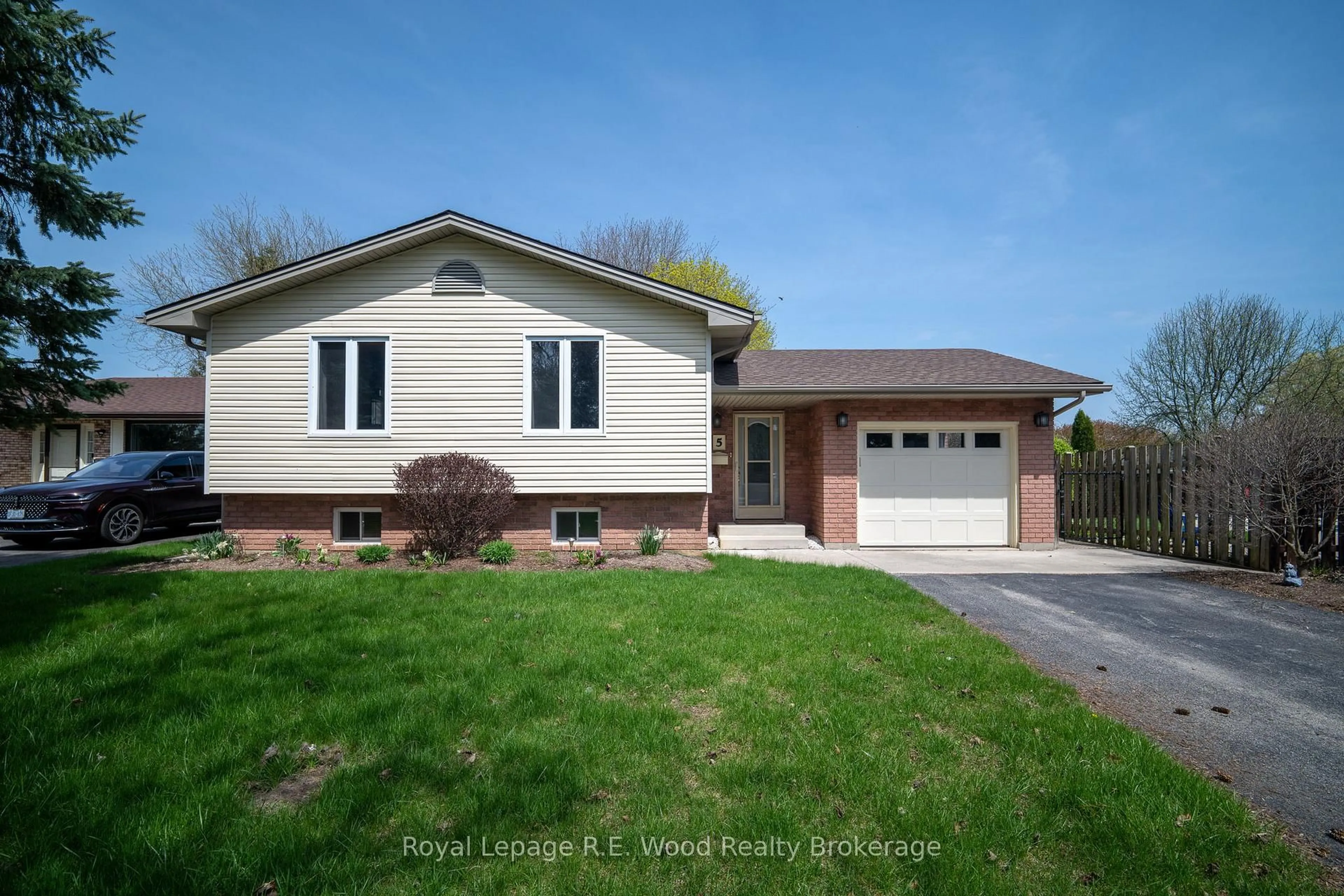 Home with vinyl exterior material, street for 5 Kamps Cres, Tillsonburg Ontario N4G 5H8