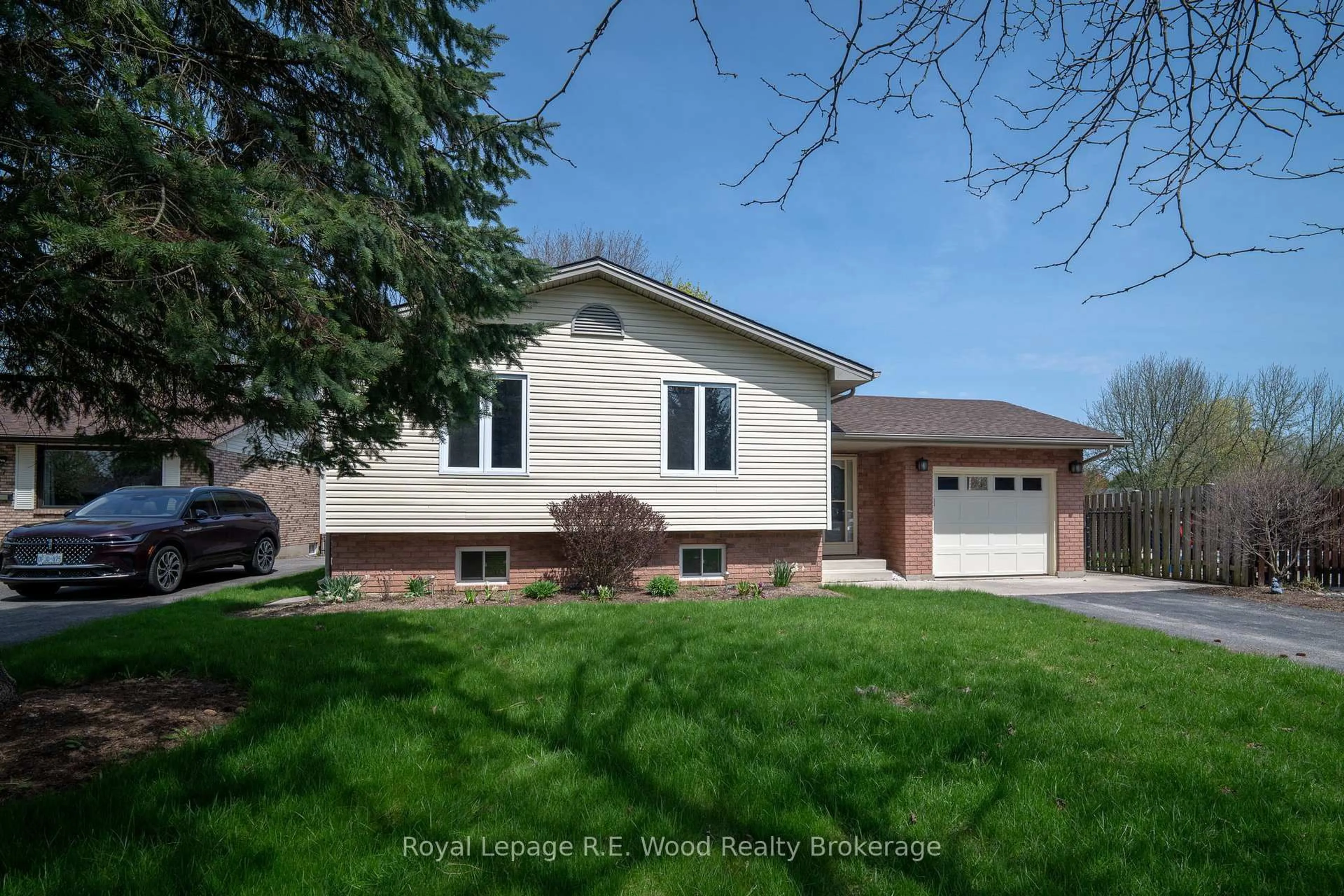 Home with vinyl exterior material, street for 5 Kamps Cres, Tillsonburg Ontario N4G 5H8