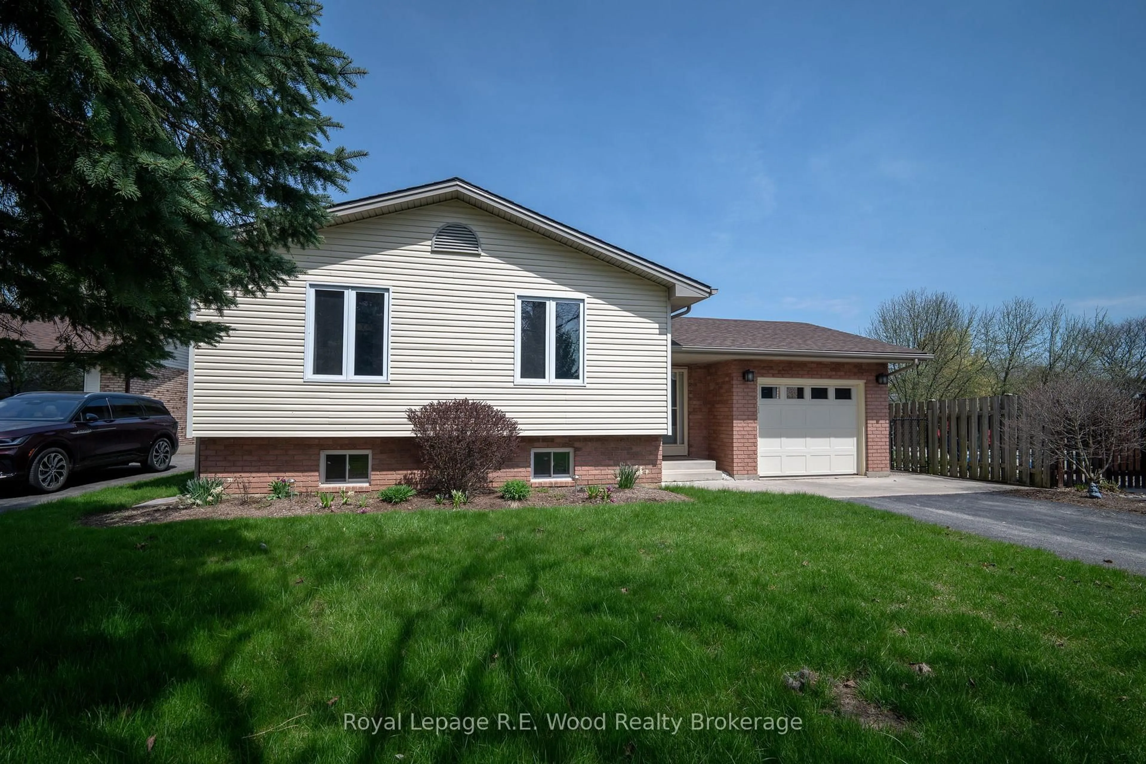 Home with vinyl exterior material, street for 5 Kamps Cres, Tillsonburg Ontario N4G 5H8