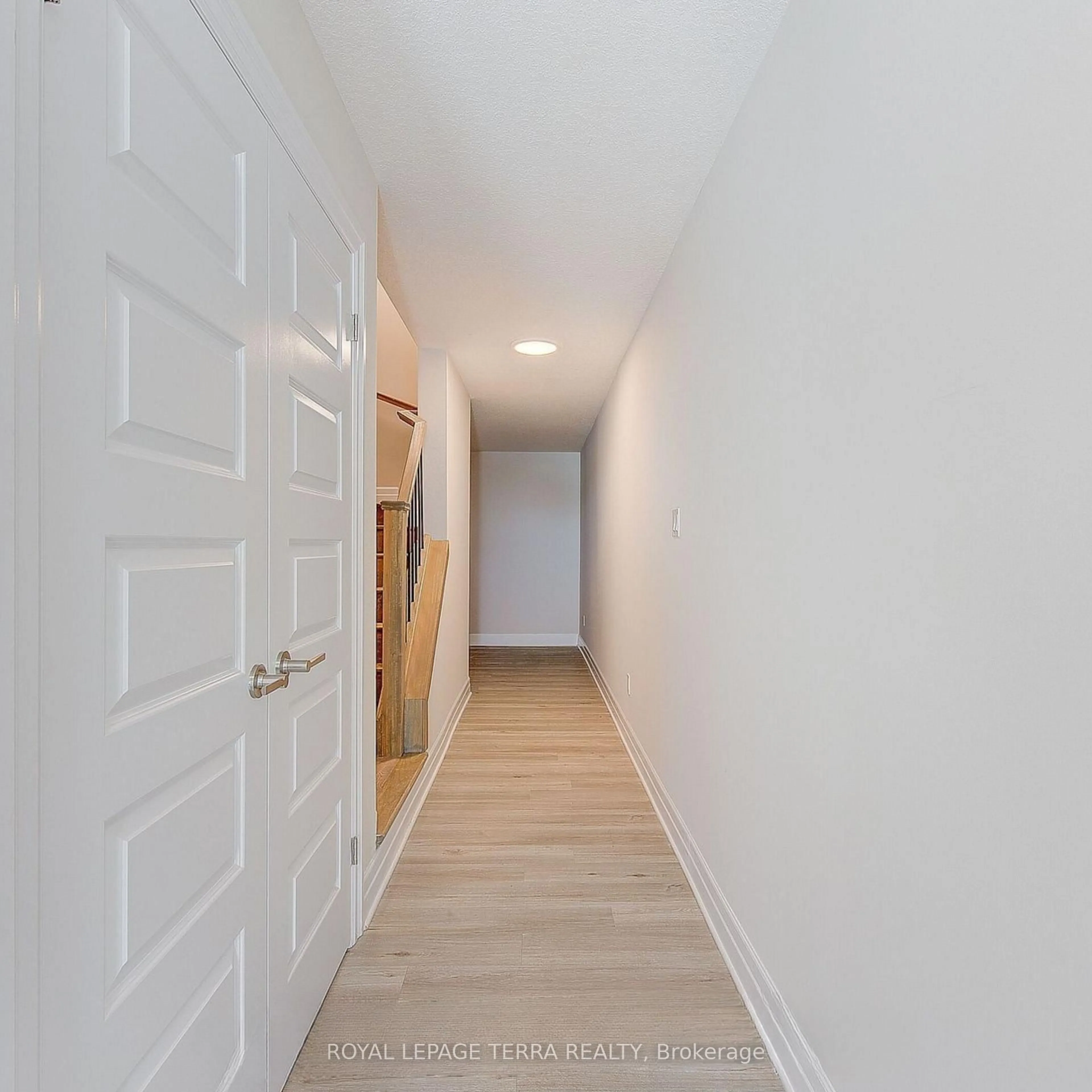 Indoor entryway for 2610 Kettering Pl #25, London South Ontario N6M 0J4