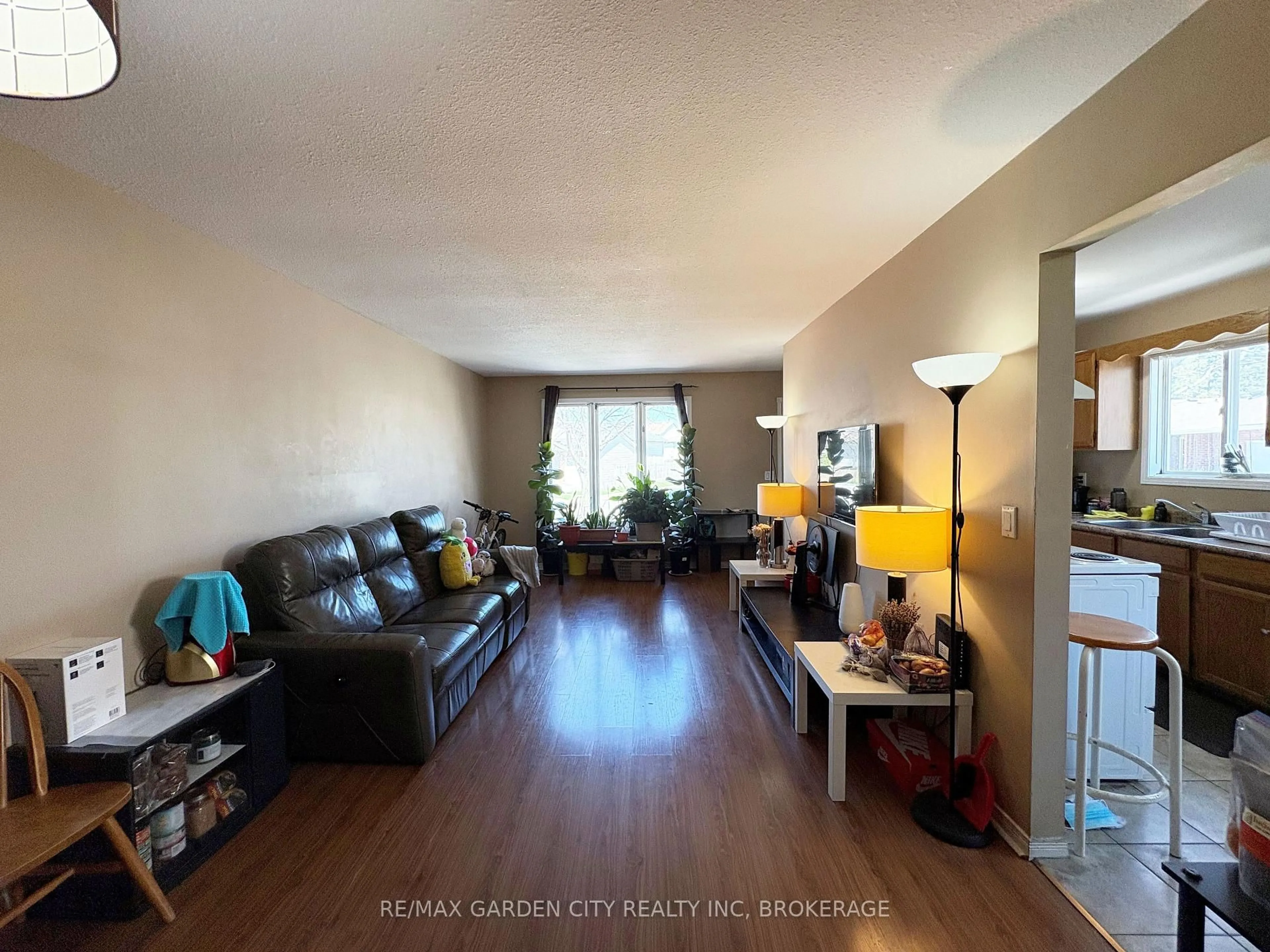 Living room with furniture, wood/laminate floor for 23 POPLAR Cres, Welland Ontario L3C 6W5