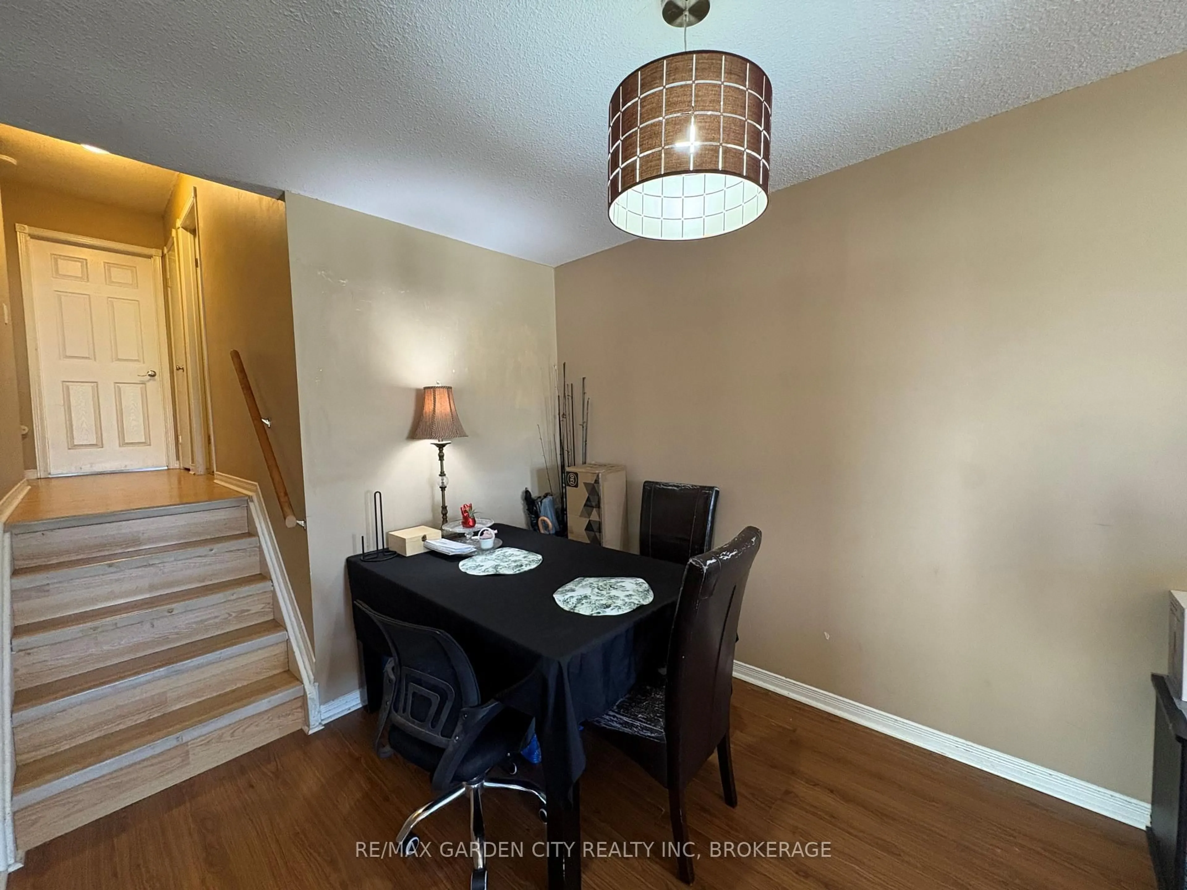 Dining room, wood/laminate floor for 23 POPLAR Cres, Welland Ontario L3C 6W5