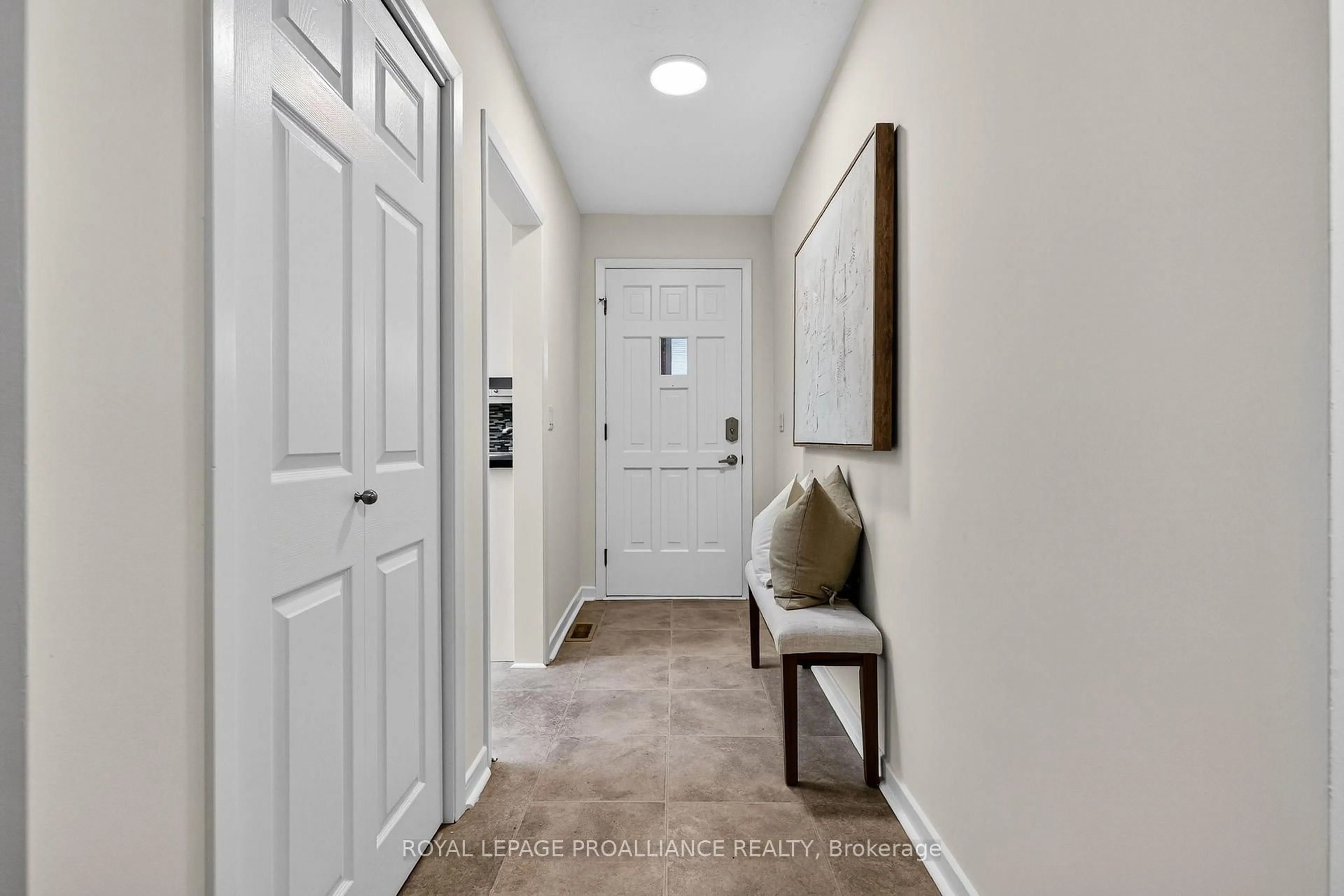 Indoor entryway for 1 Meredith Ave, Cobourg Ontario K9A 4G6