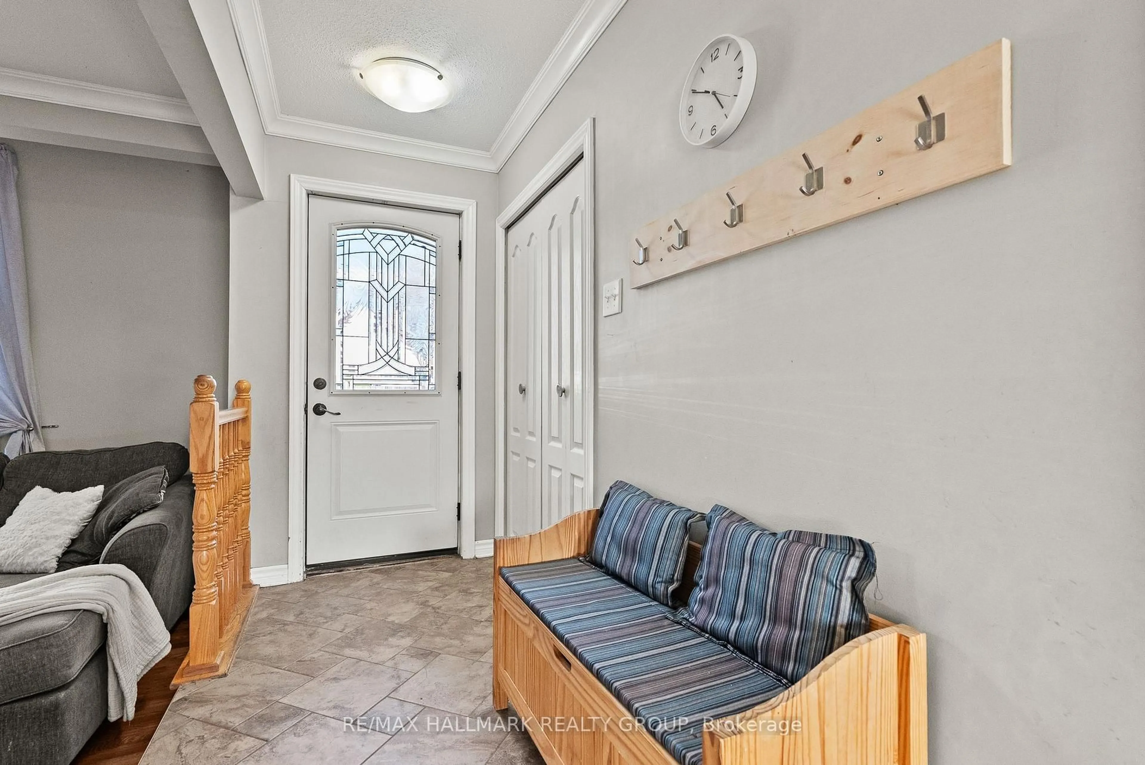 Indoor entryway for 15 Elm Ave, Russell Ontario K4R 1B3
