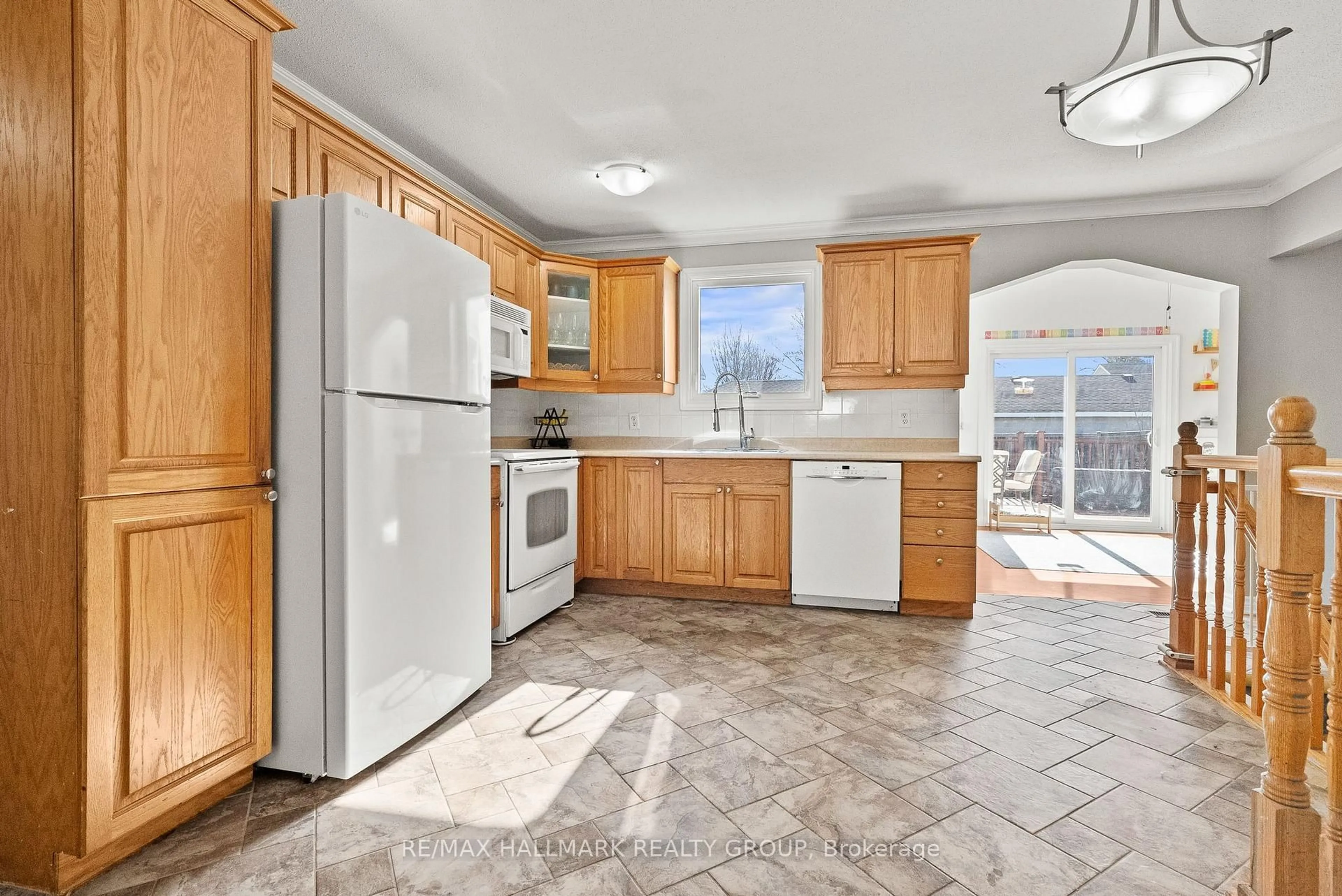 Standard kitchen, ceramic/tile floor for 15 Elm Ave, Russell Ontario K4R 1B3