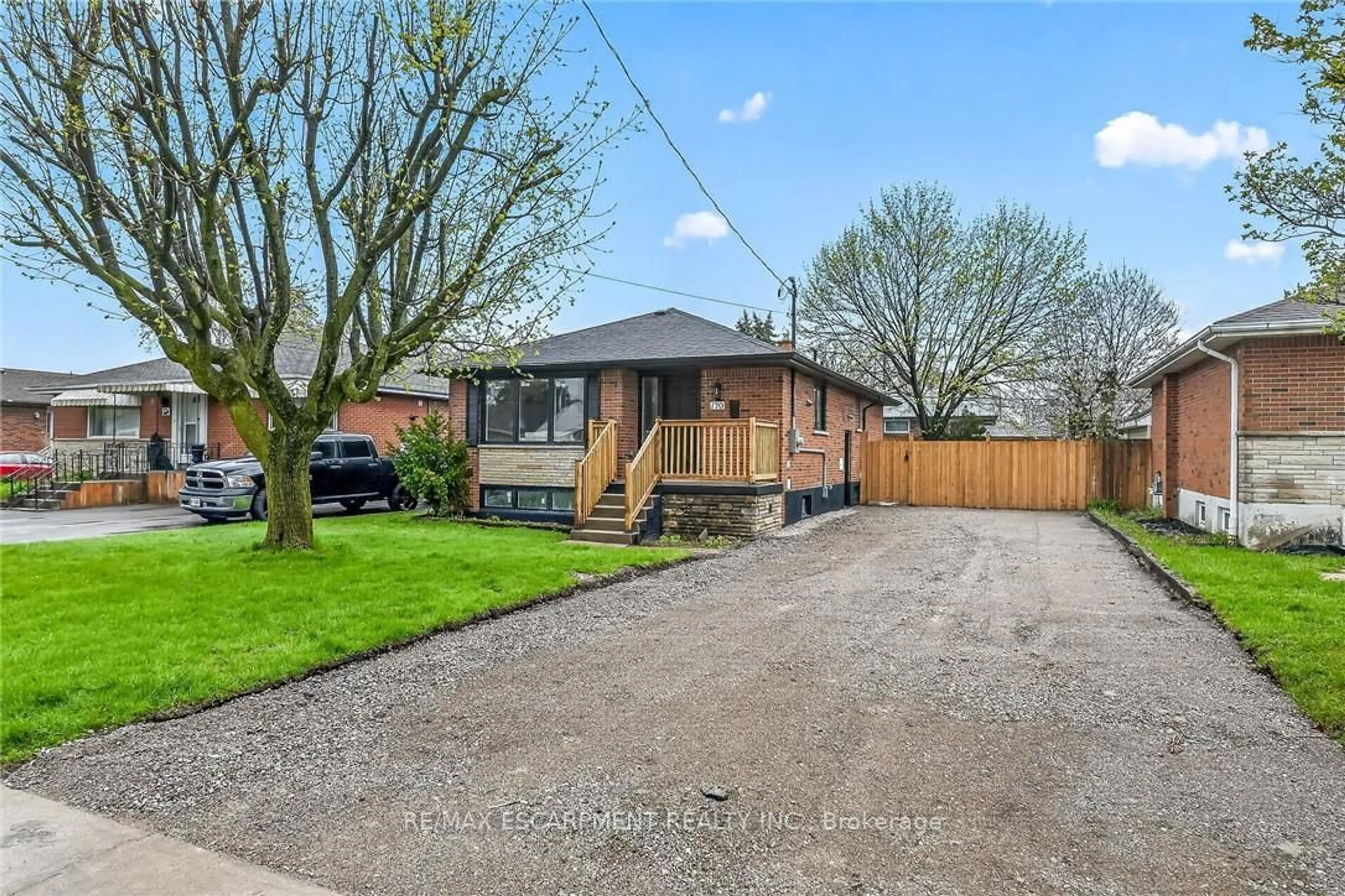 A pic from outside/outdoor area/front of a property/back of a property/a pic from drone, street for 170 Fernwood Cres, Hamilton Ontario L8T 3L4