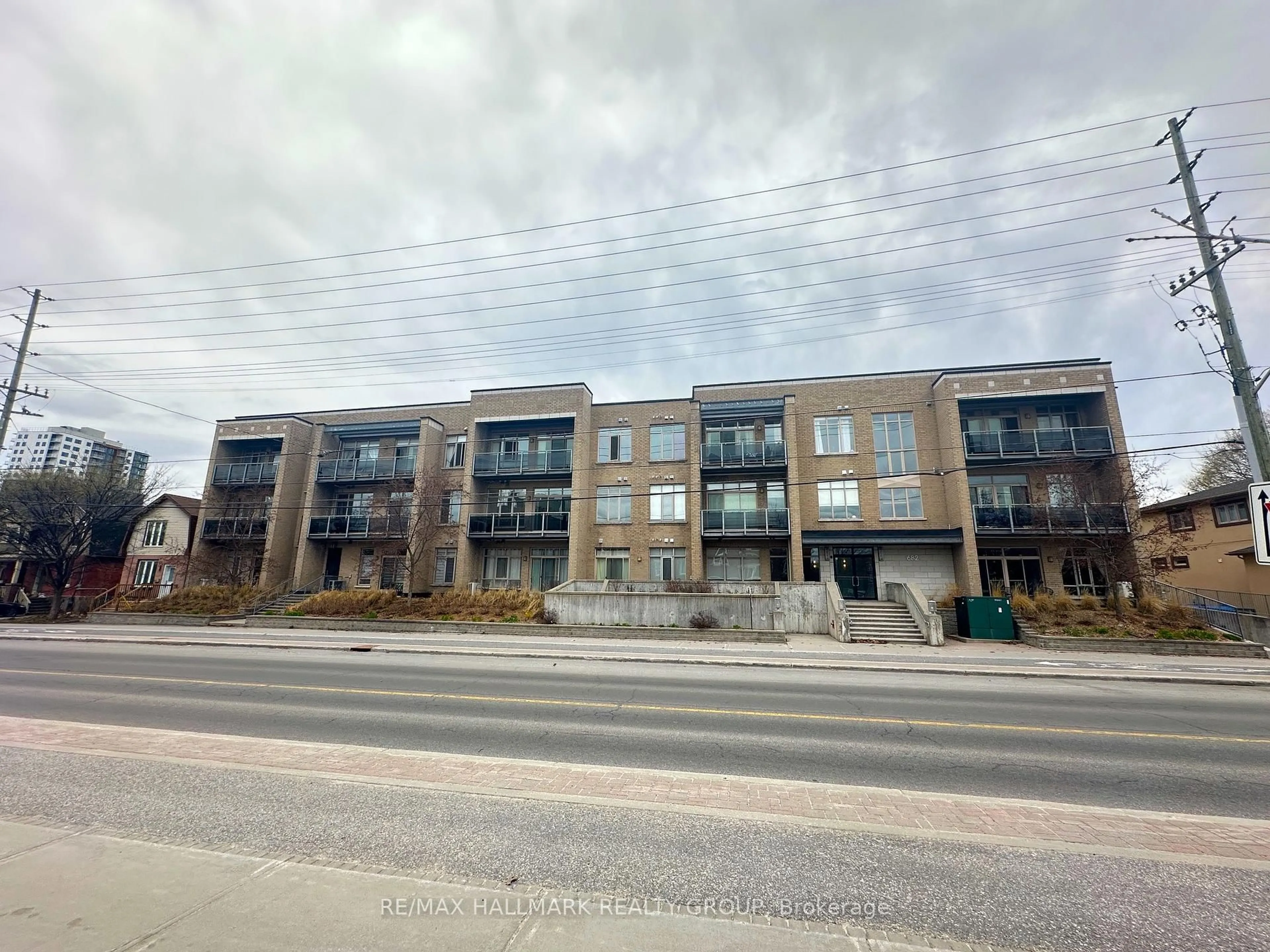 A pic from outside/outdoor area/front of a property/back of a property/a pic from drone, building for 682 Churchill Ave #310, Ottawa Ontario K1Z 5G5