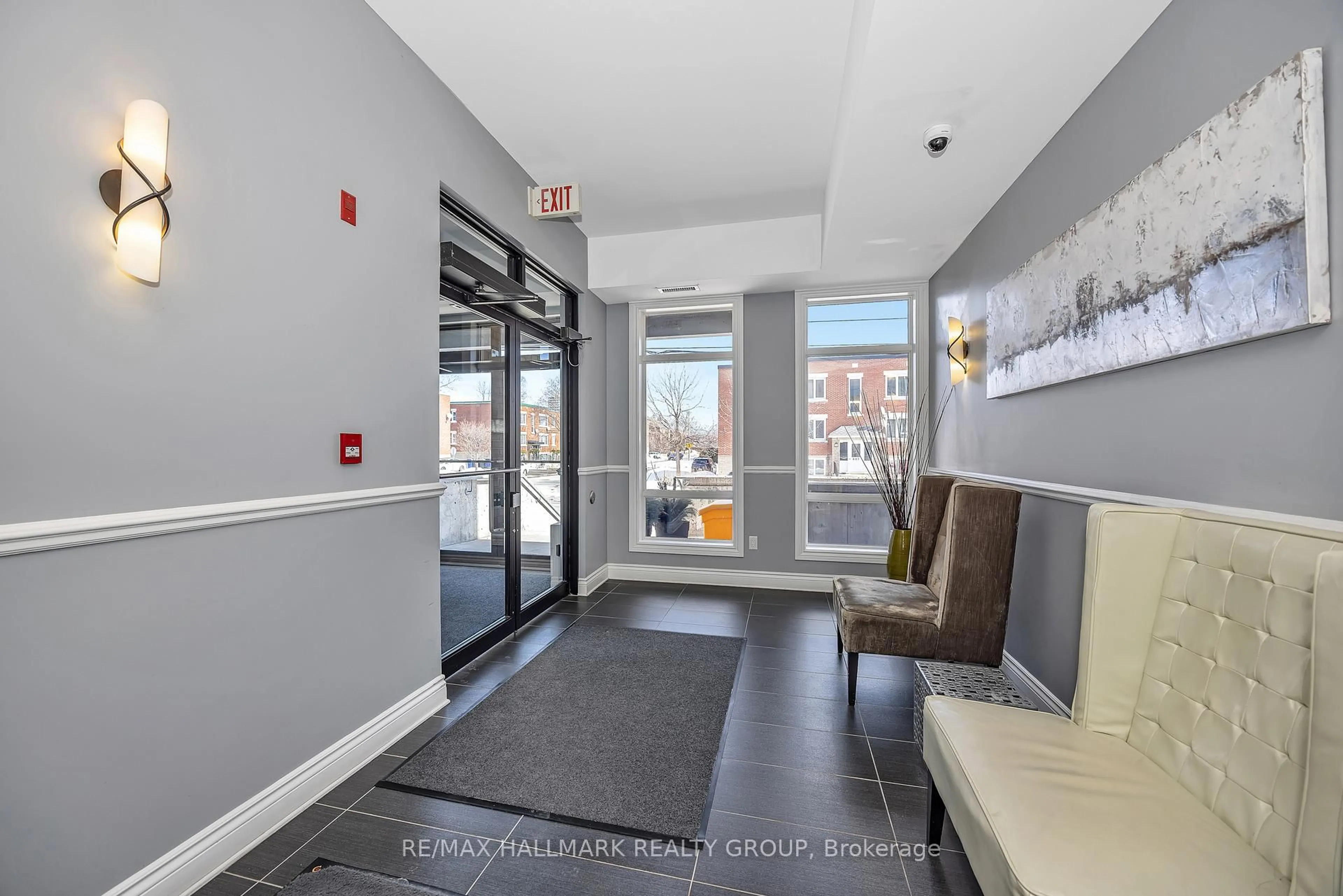 Indoor foyer for 682 Churchill Ave #310, Ottawa Ontario K1Z 5G5