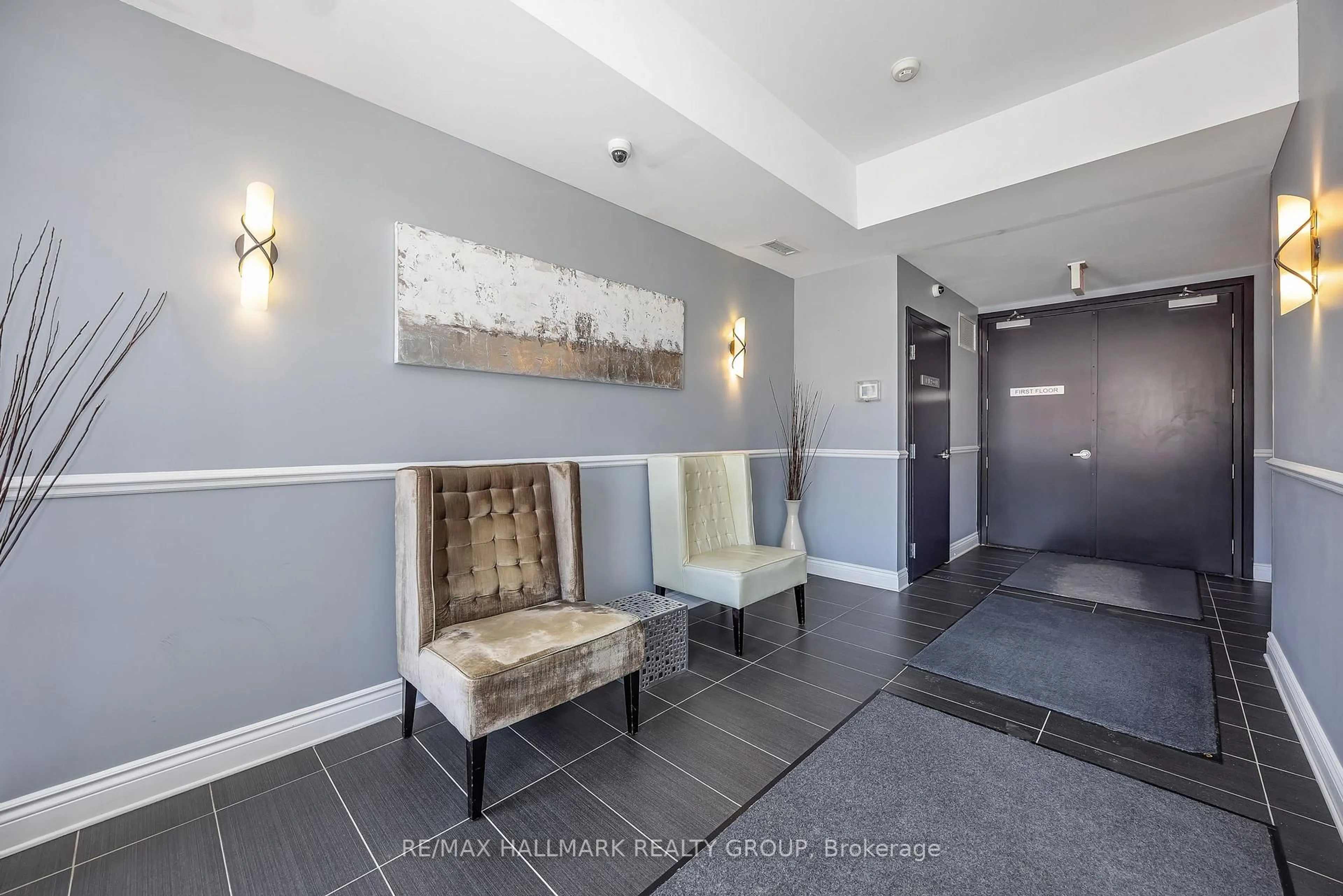 Indoor foyer for 682 Churchill Ave #310, Ottawa Ontario K1Z 5G5