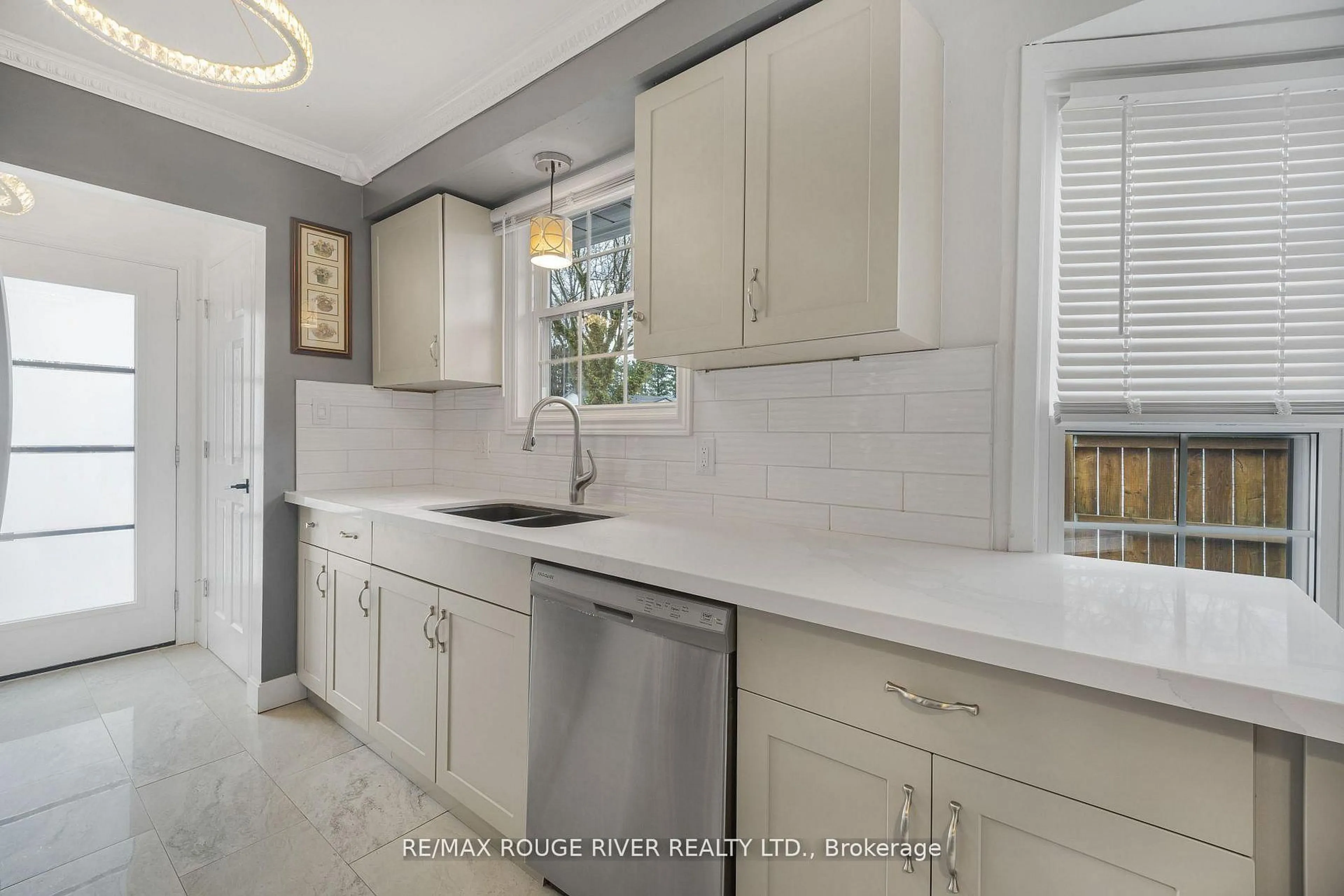 Standard kitchen, ceramic/tile floor for 3201 Butler Pl, Niagara Falls Ontario L2J 3K3