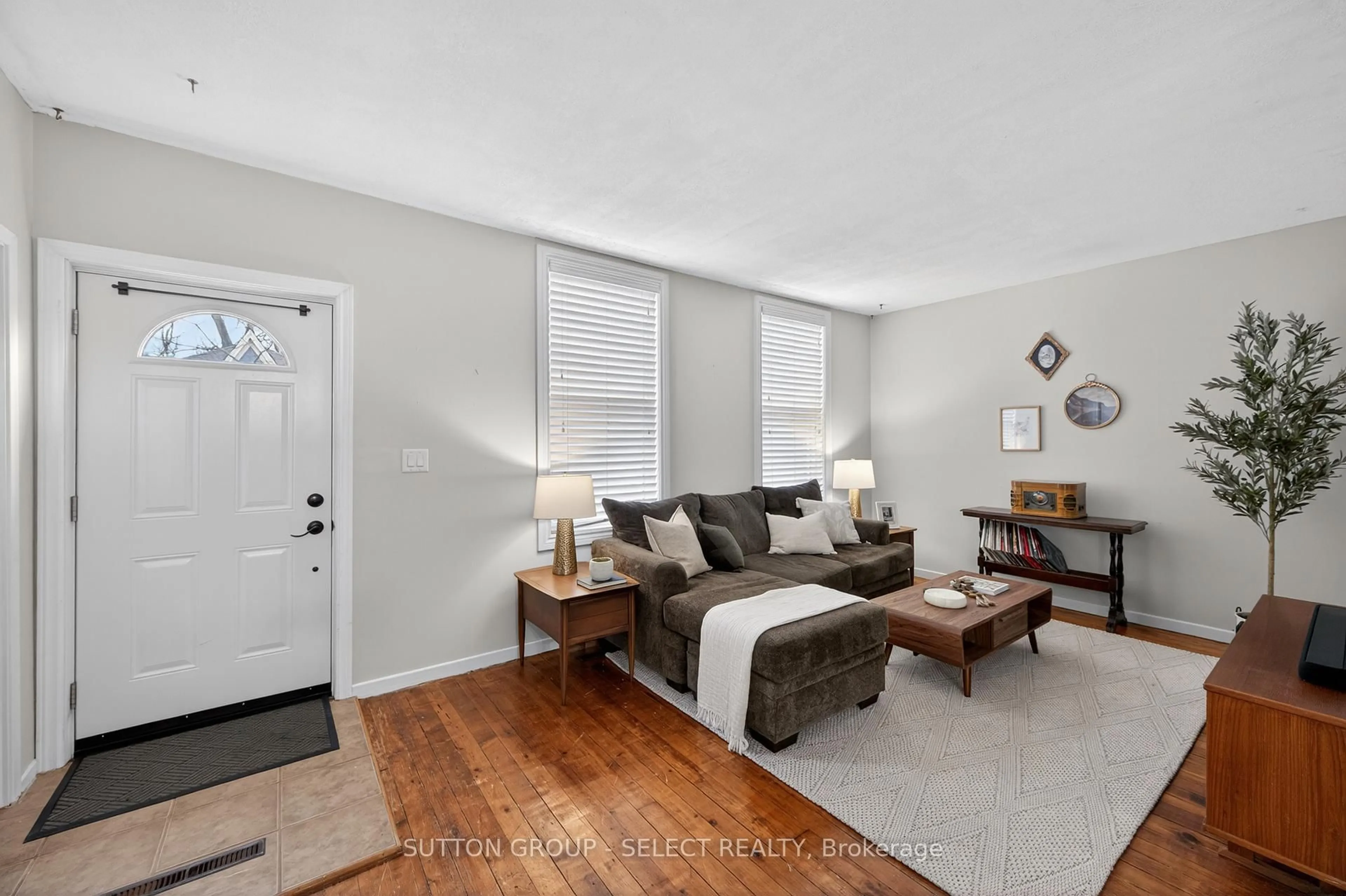 Living room with furniture, unknown for 687 Princess Ave, London East Ontario N5W 3M2