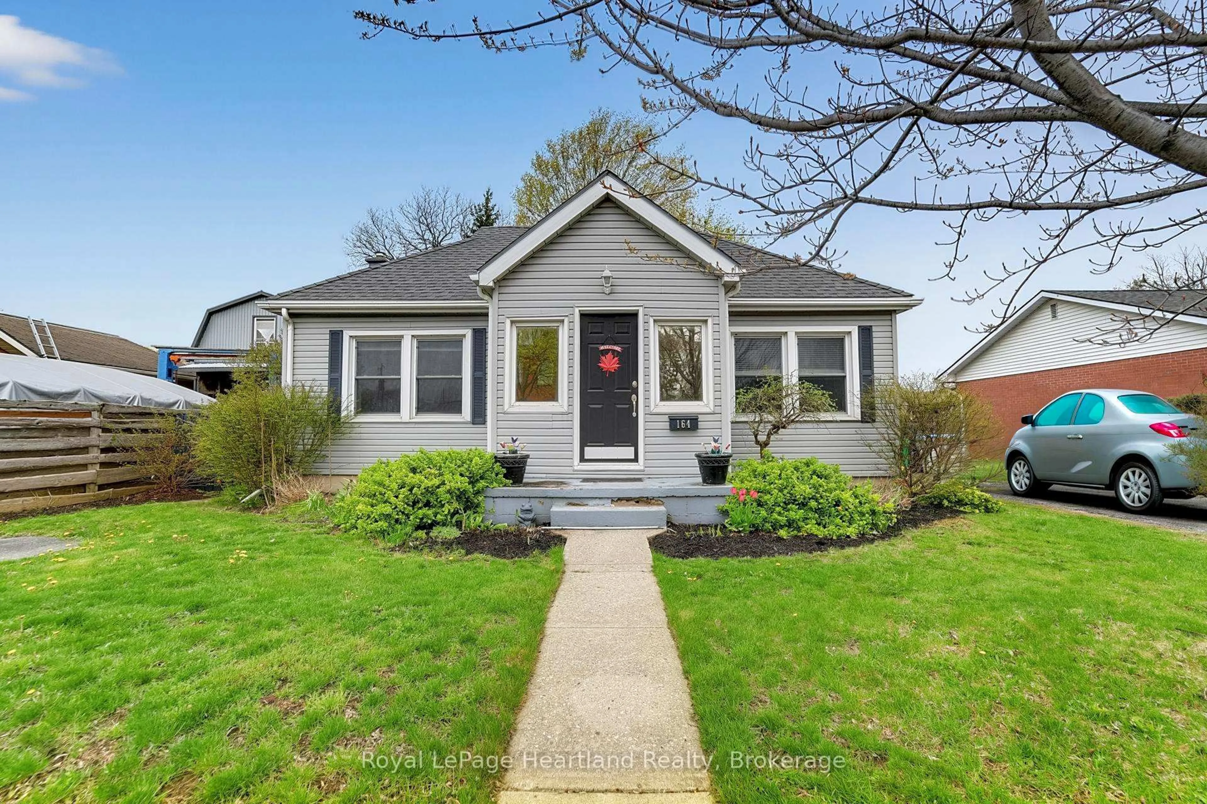 Home with vinyl exterior material, street for 164 BAYFIELD Rd, Goderich Ontario N7A 3G3