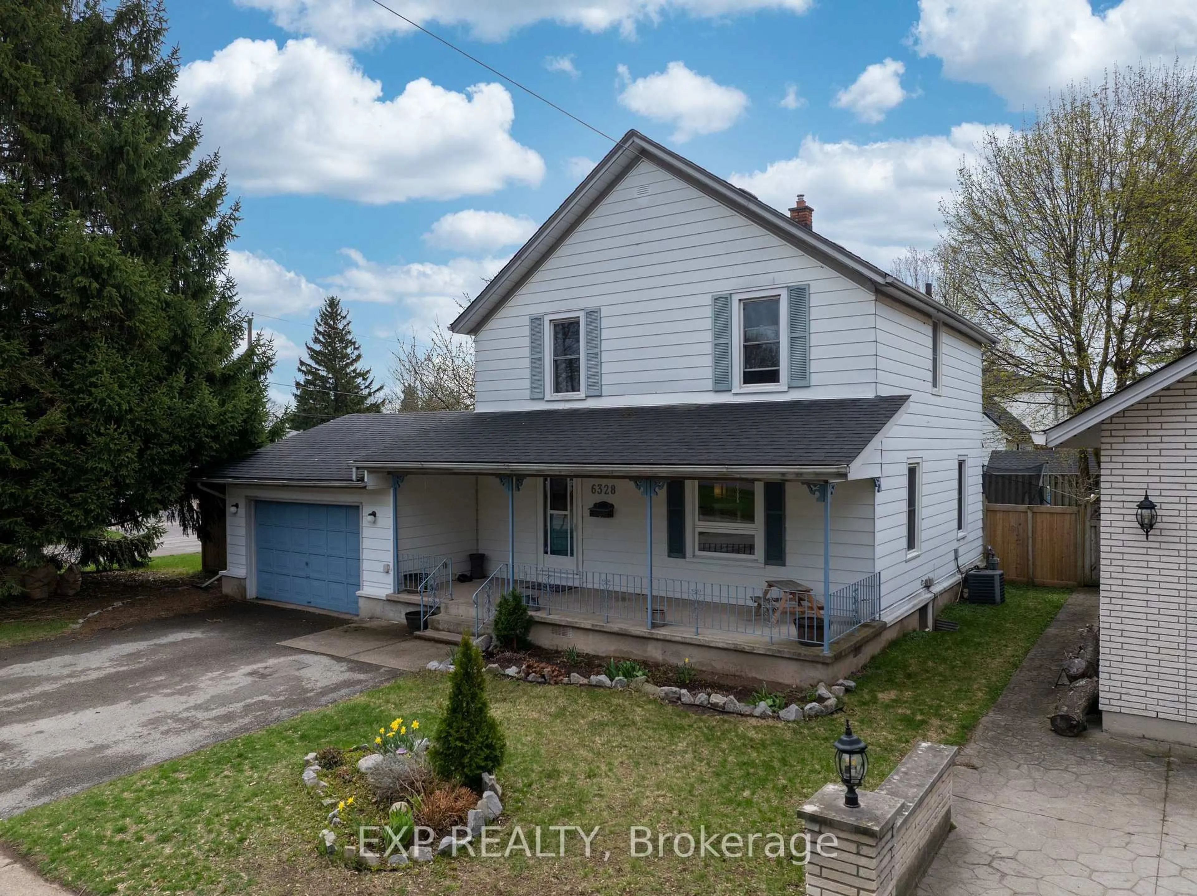 A pic from outside/outdoor area/front of a property/back of a property/a pic from drone, street for 6328 Gore St, Niagara Falls Ontario L2J 1X8