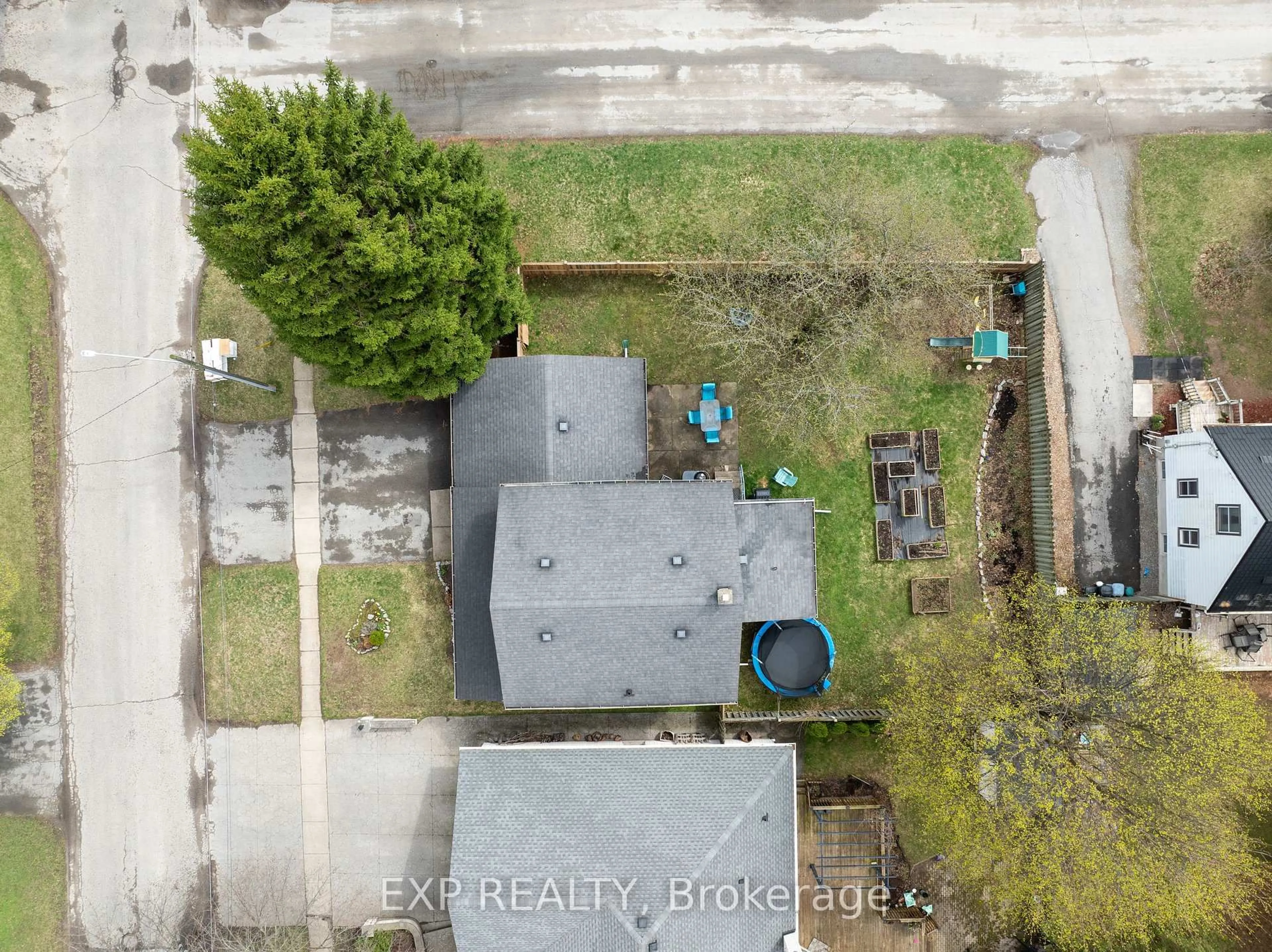A pic from outside/outdoor area/front of a property/back of a property/a pic from drone, street for 6328 Gore St, Niagara Falls Ontario L2J 1X8