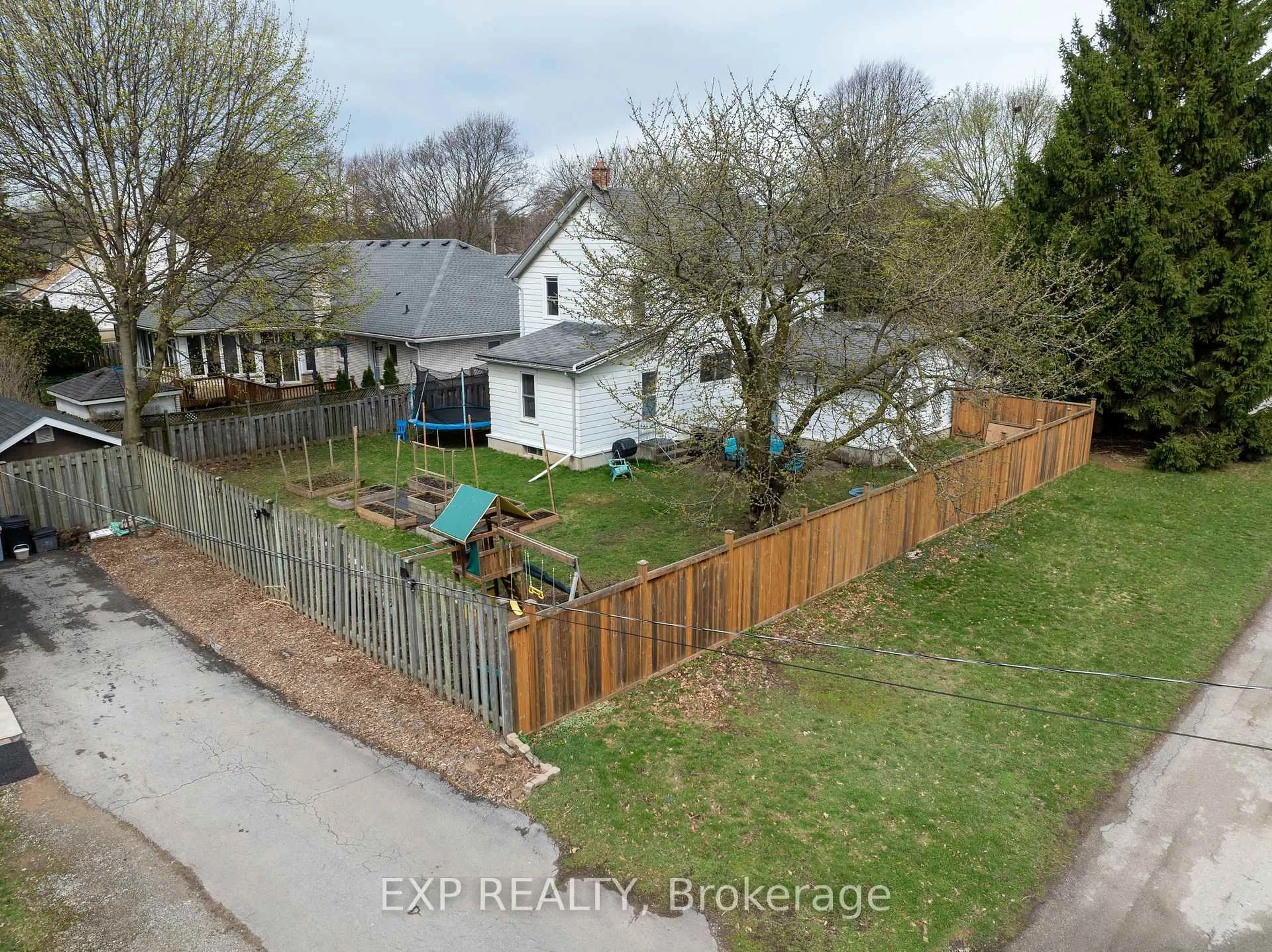 A pic from outside/outdoor area/front of a property/back of a property/a pic from drone, street for 6328 Gore St, Niagara Falls Ontario L2J 1X8