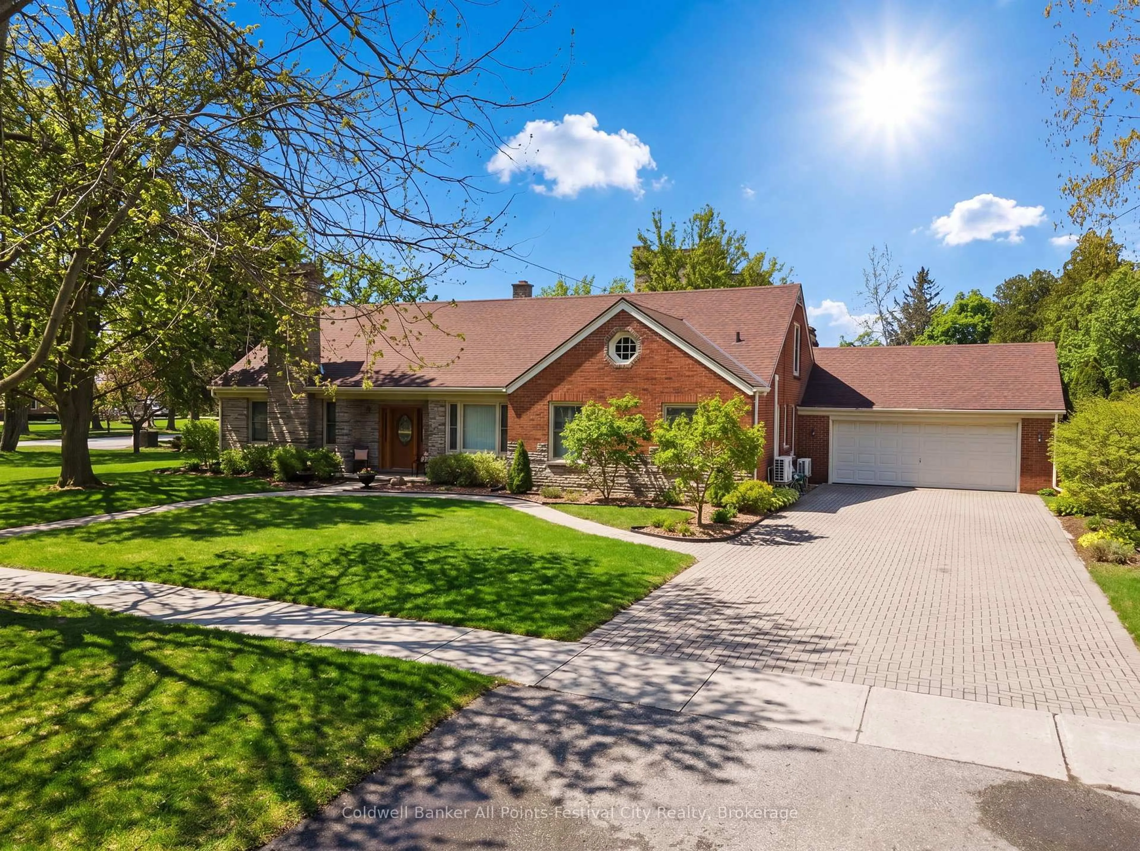 A pic from outside/outdoor area/front of a property/back of a property/a pic from drone, street for 101 Waterloo St, Goderich Ontario N7A 2W5