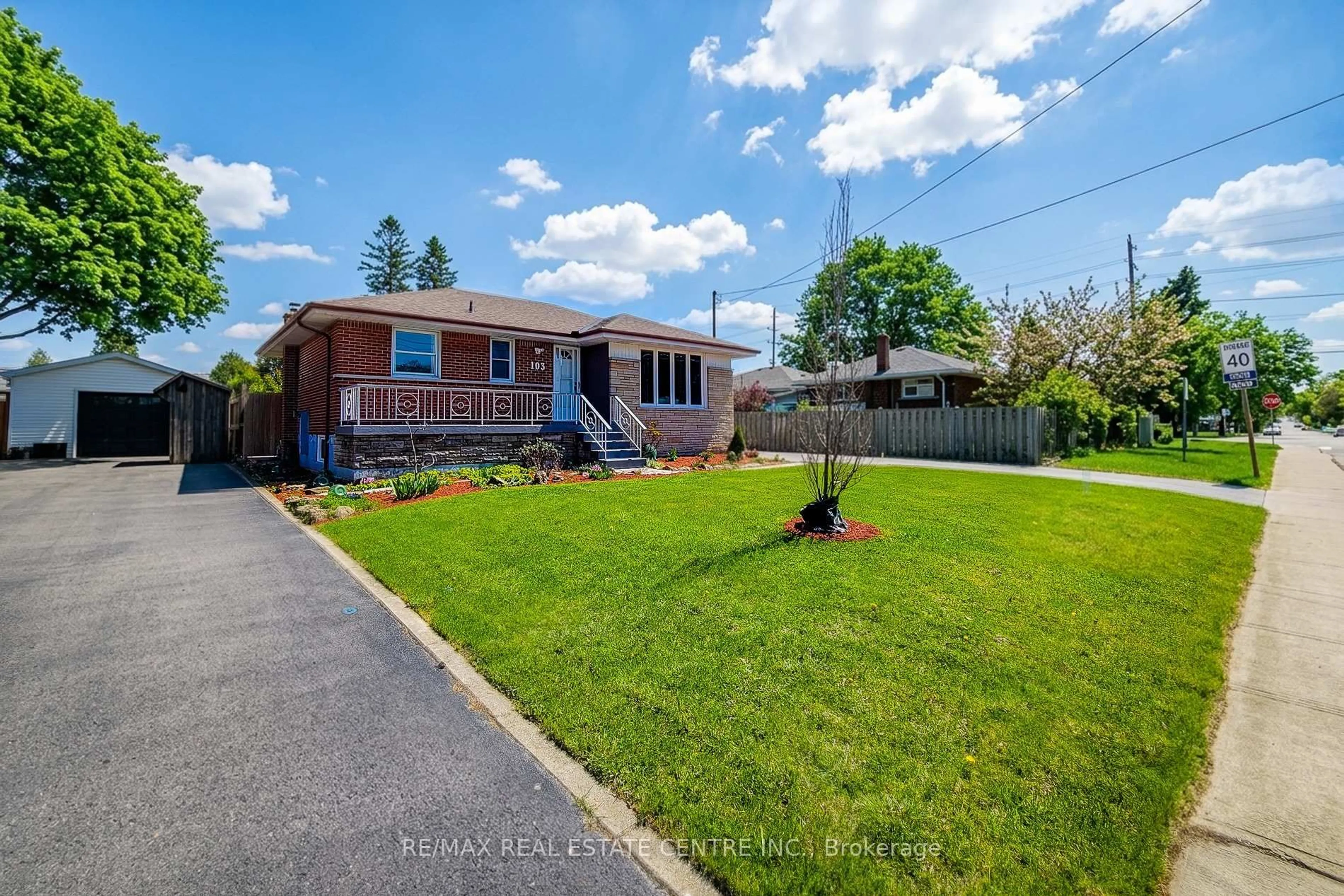 A pic from outside/outdoor area/front of a property/back of a property/a pic from drone, street for 103 East 45th St, Hamilton Ontario L8T 3J9