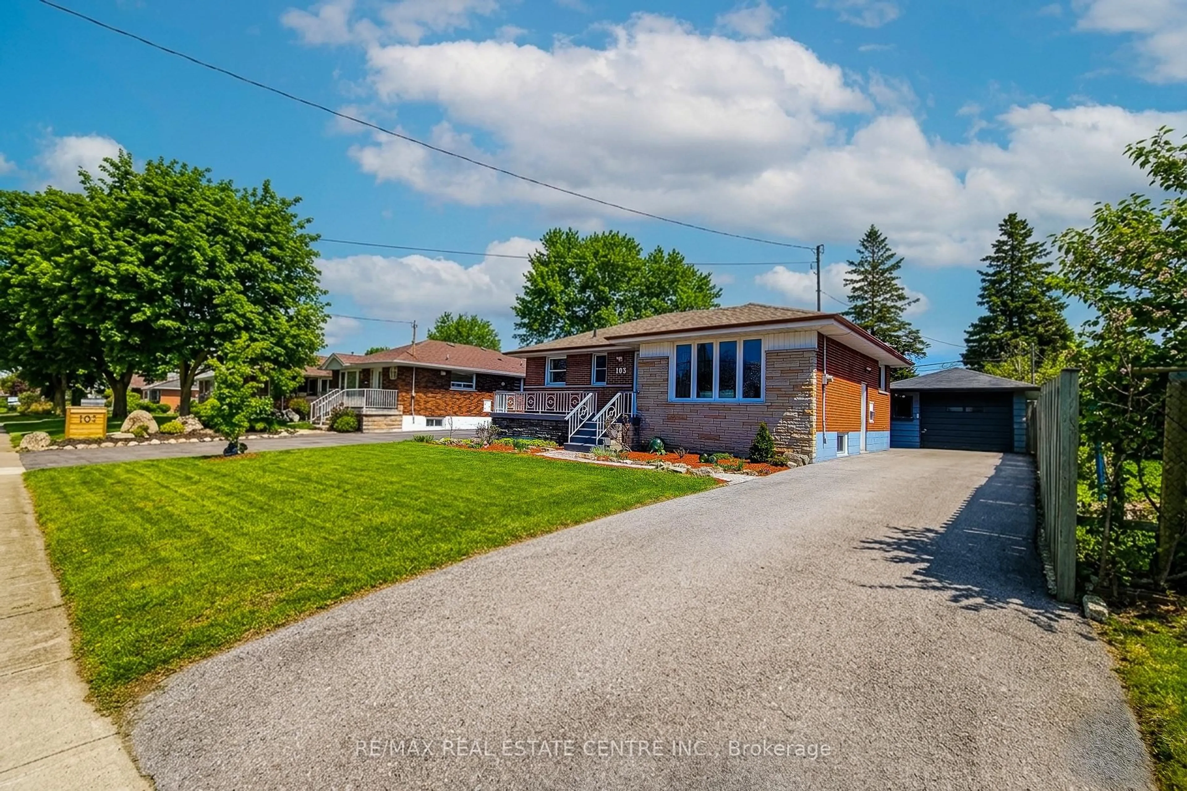 A pic from outside/outdoor area/front of a property/back of a property/a pic from drone, street for 103 East 45th St, Hamilton Ontario L8T 3J9
